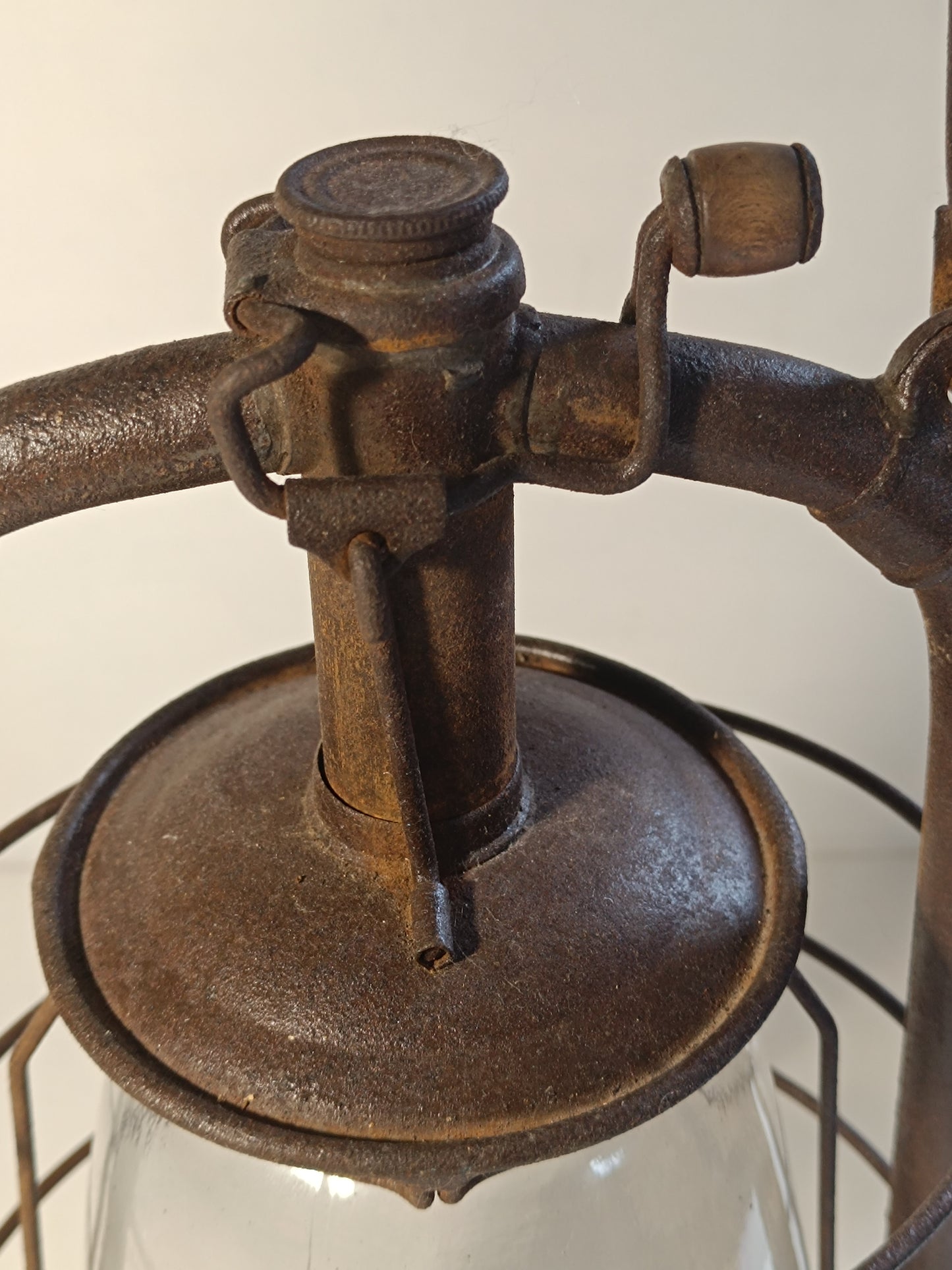Ancienne lampe tempête acier et verre.