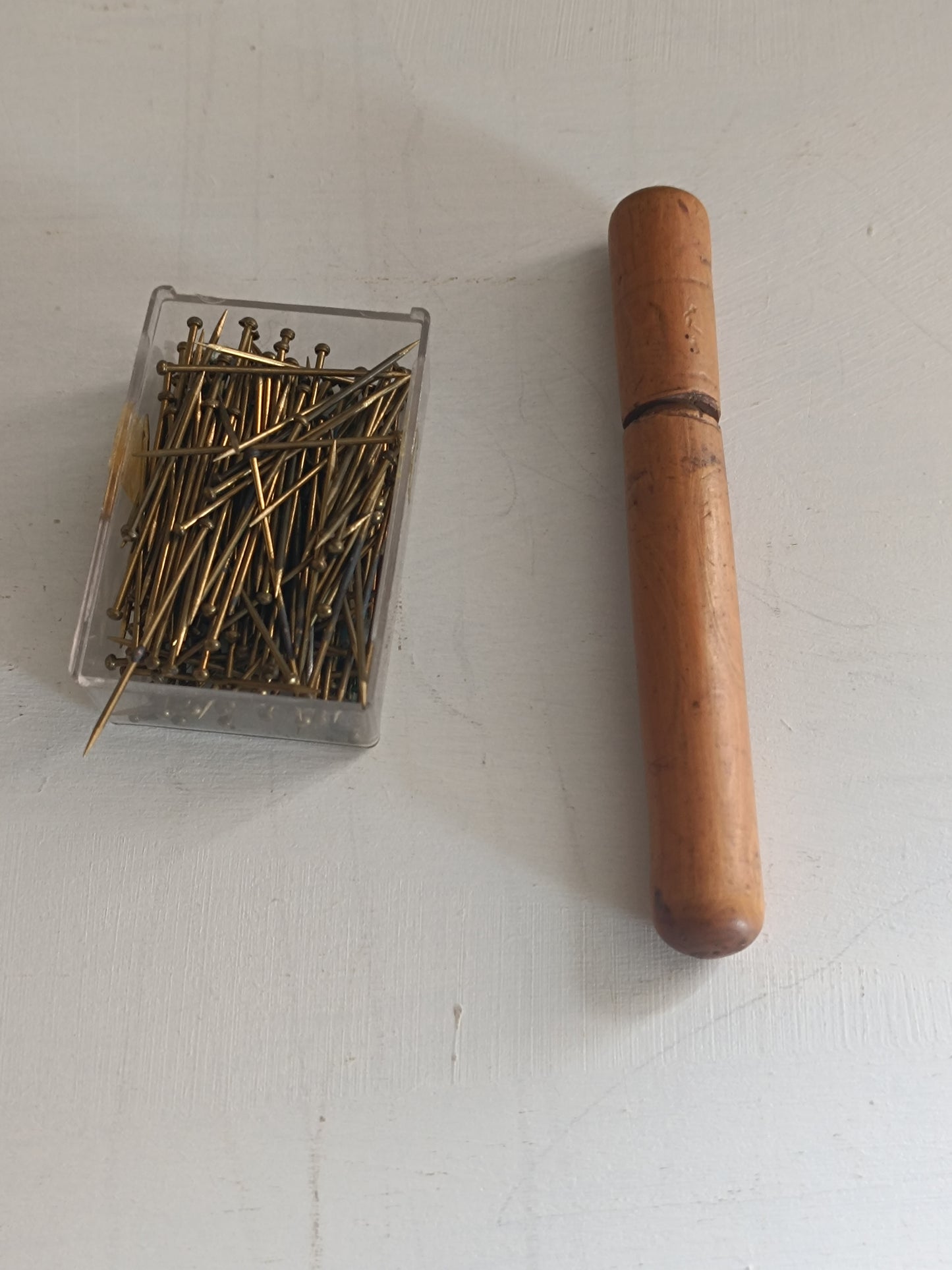 Anciens étuis à aiguille en buis, plus un lot d'épingles à couture en laiton.