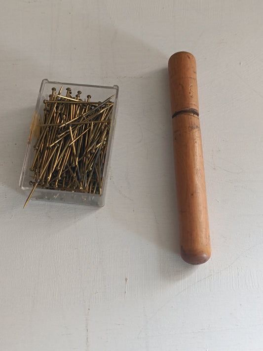 Anciens étuis à aiguille en buis, plus un lot d'épingles à couture en laiton.