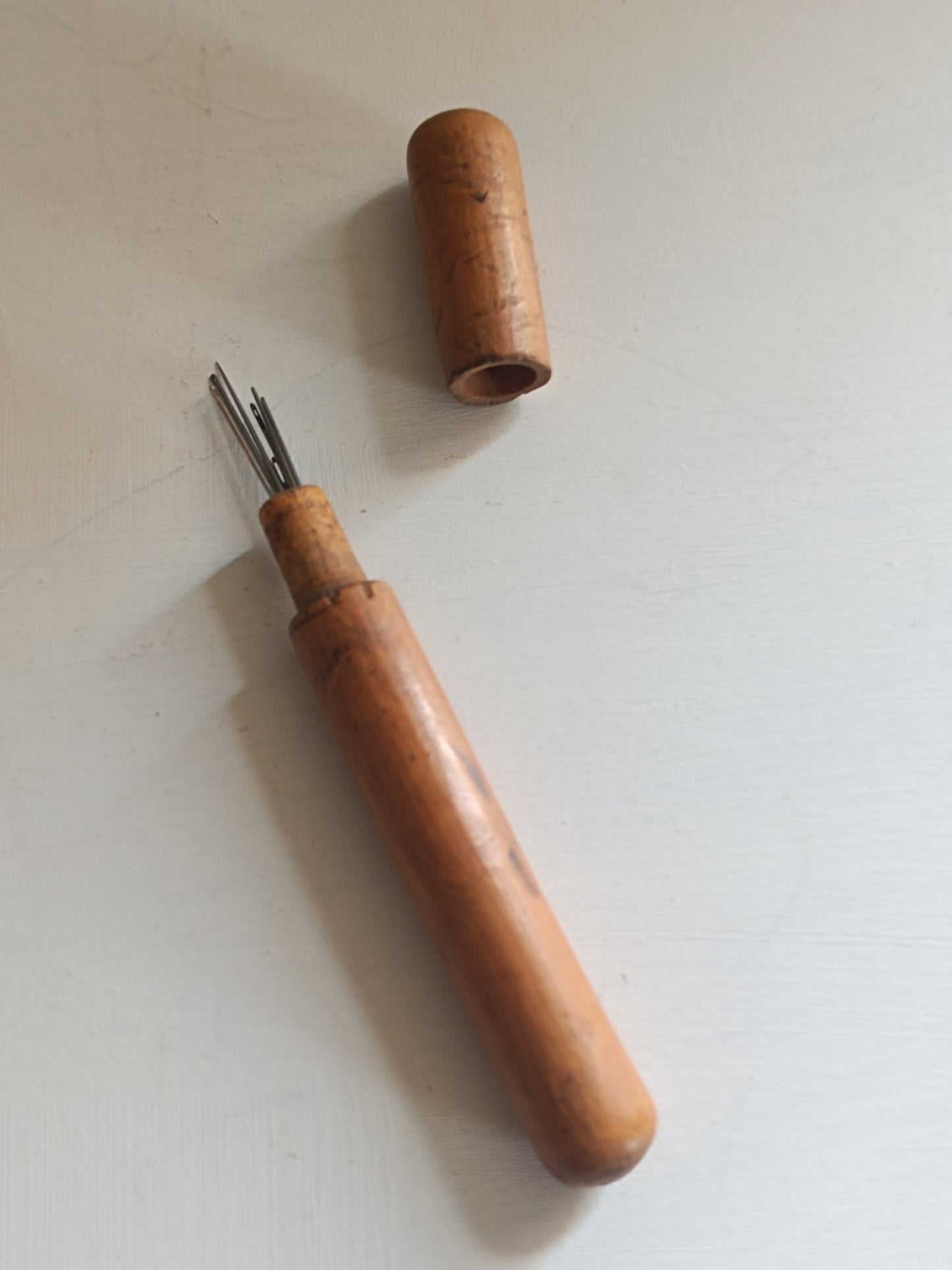 Anciens étuis à aiguille en buis, plus un lot d'épingles à couture en laiton.