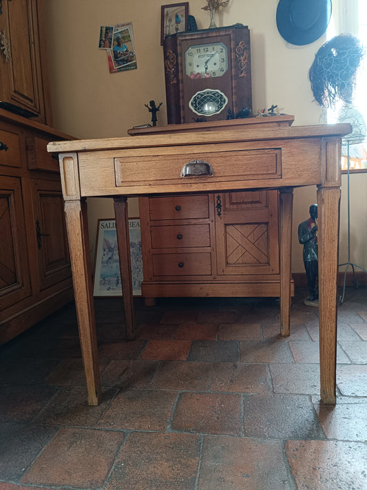 Ancienne table bureau en chêne claire avec un tiroir.