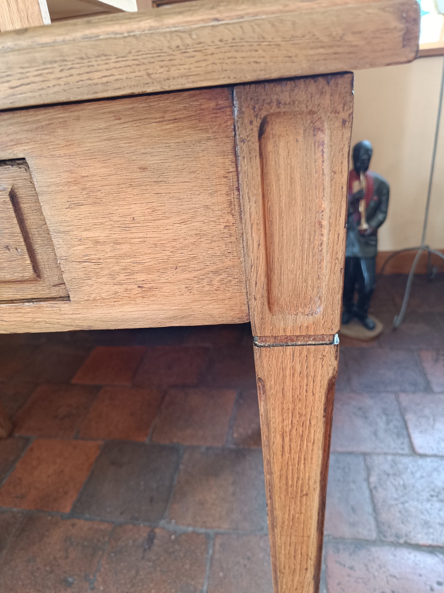 Ancienne table bureau en chêne claire avec un tiroir.