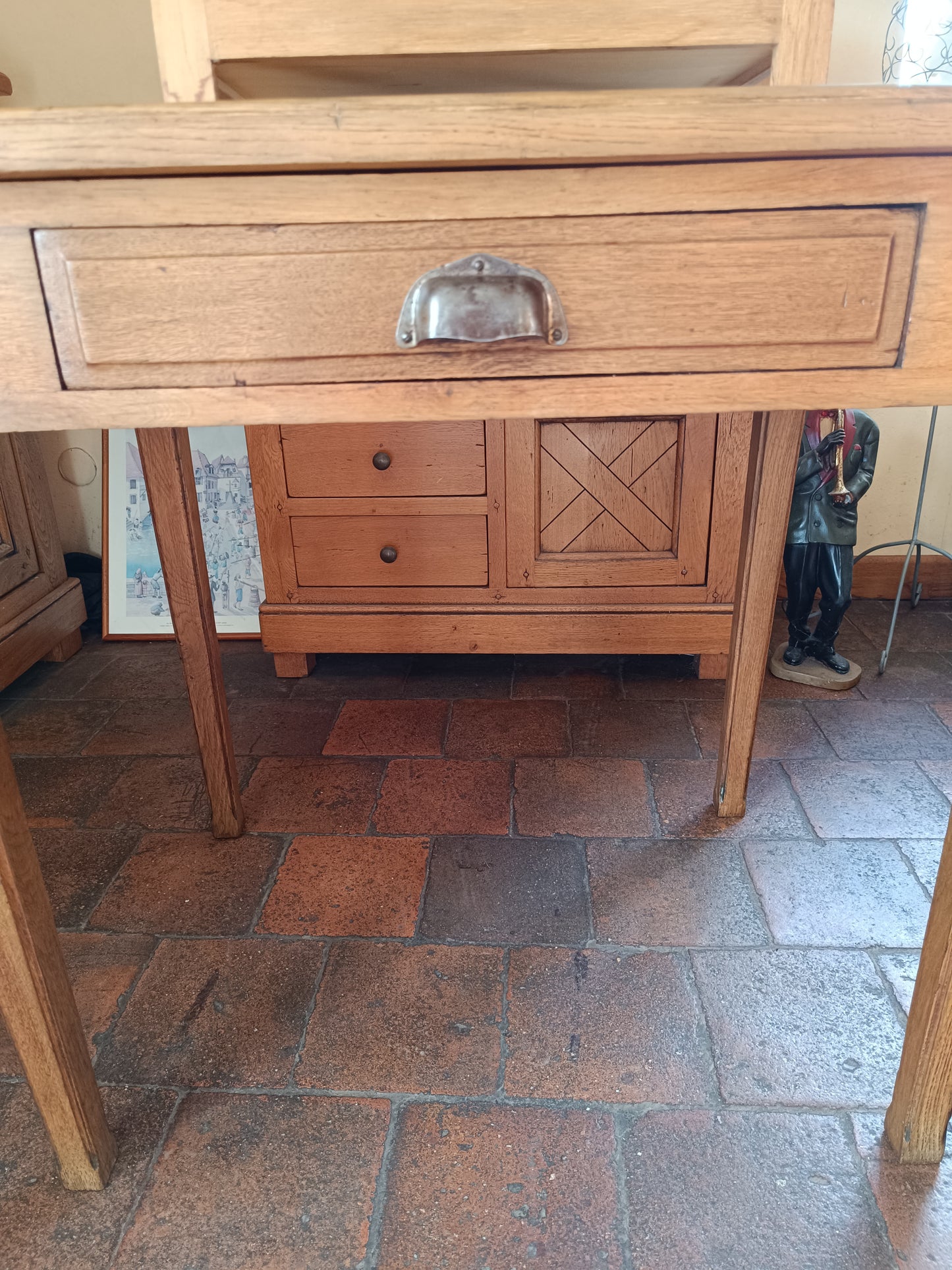 Ancienne table bureau en chêne claire avec un tiroir.