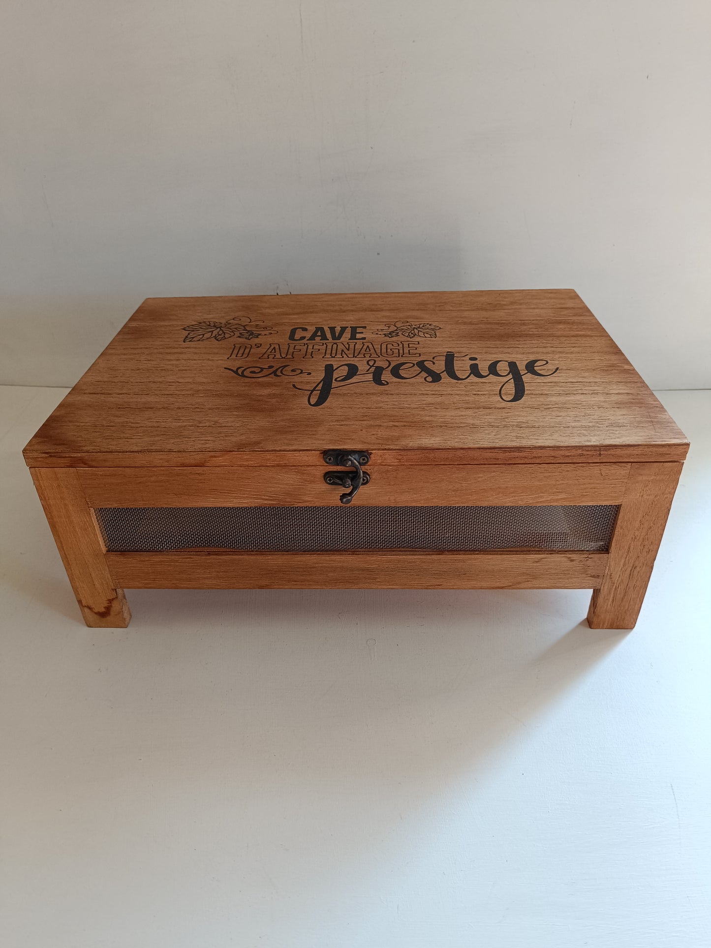 Cave à fromages de prestige, avec plateaux de service en bois.