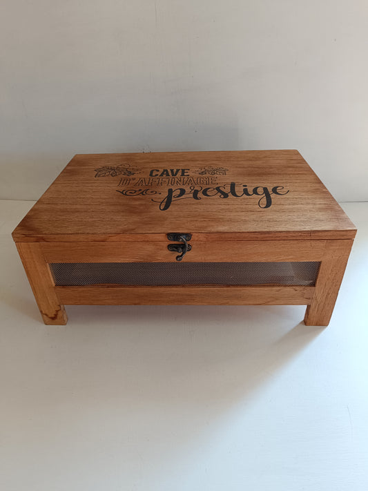 Cave à fromages de prestige, avec plateaux de service en bois.