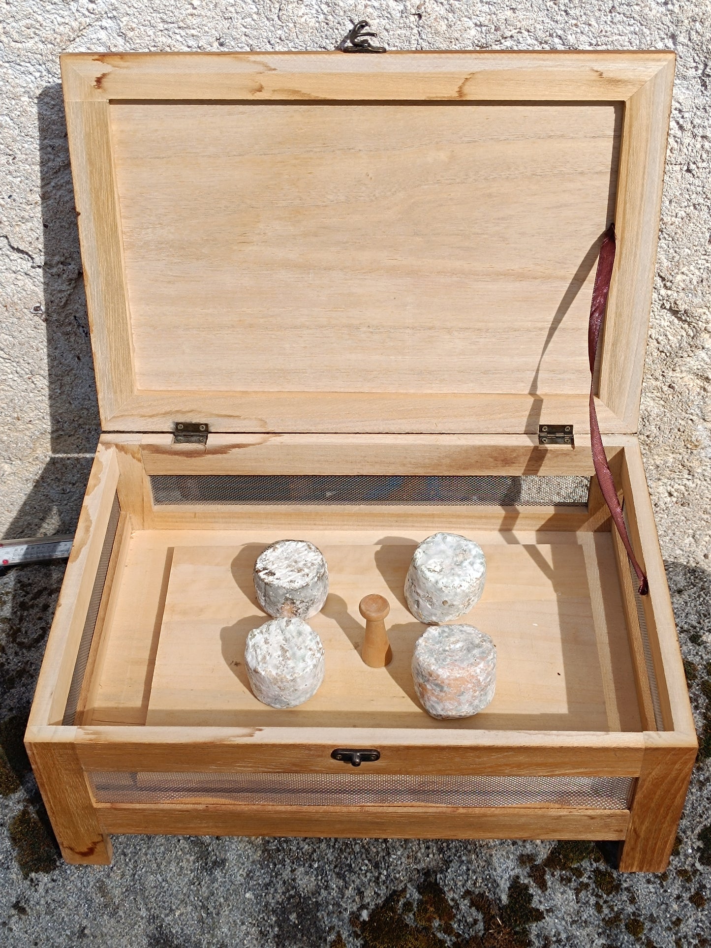 Cave à fromages de prestige, avec plateaux de service en bois.