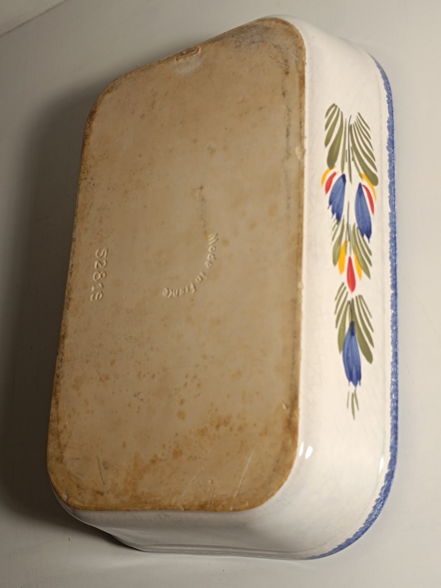 Ancien plat creux rectangulaire faïence Quimper numéroté 52819. Signé FAB.
