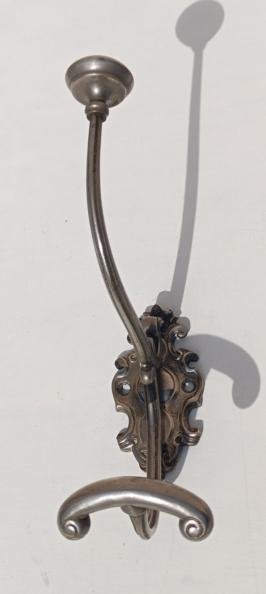 Ancienne patère bronze argenté.