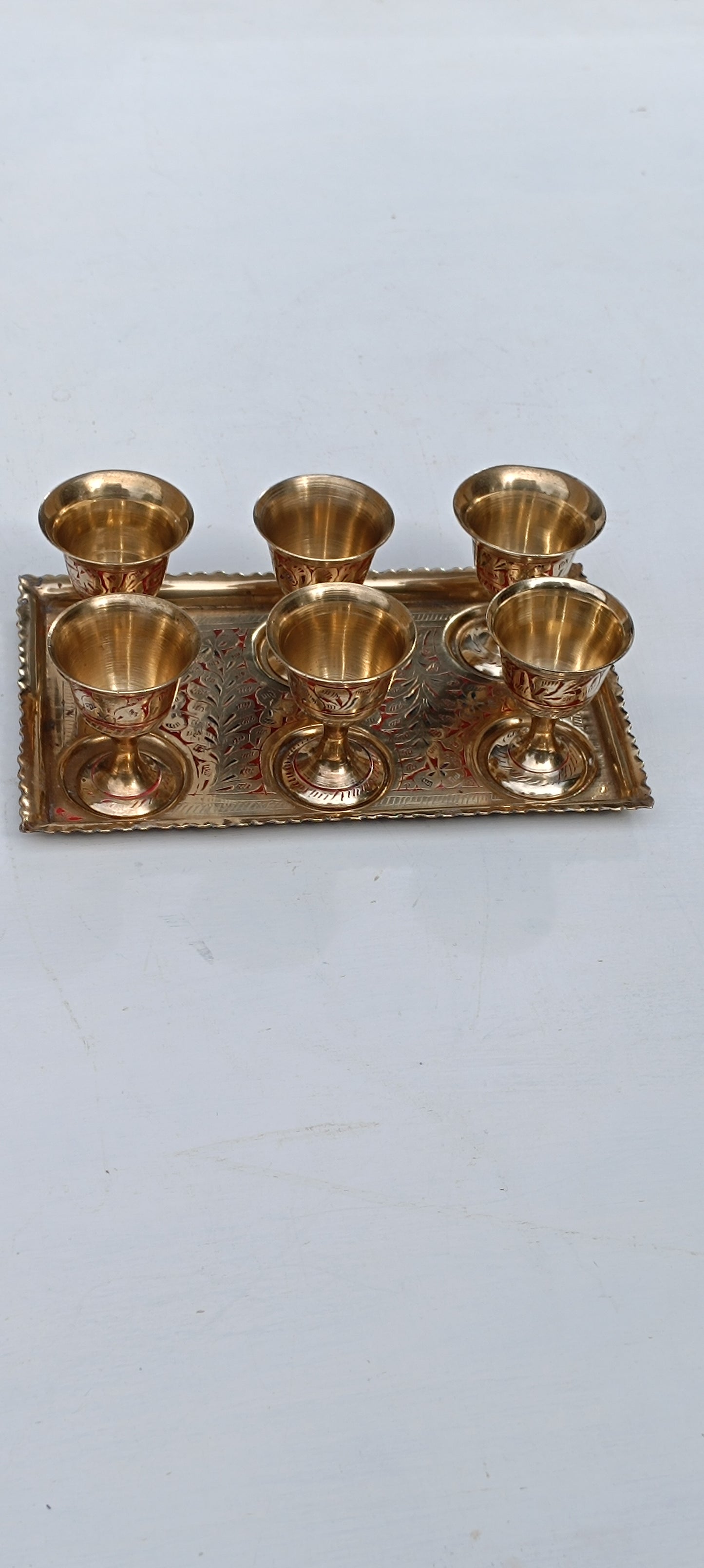 Ancien service à liqueur ou digestif en laiton gravé.