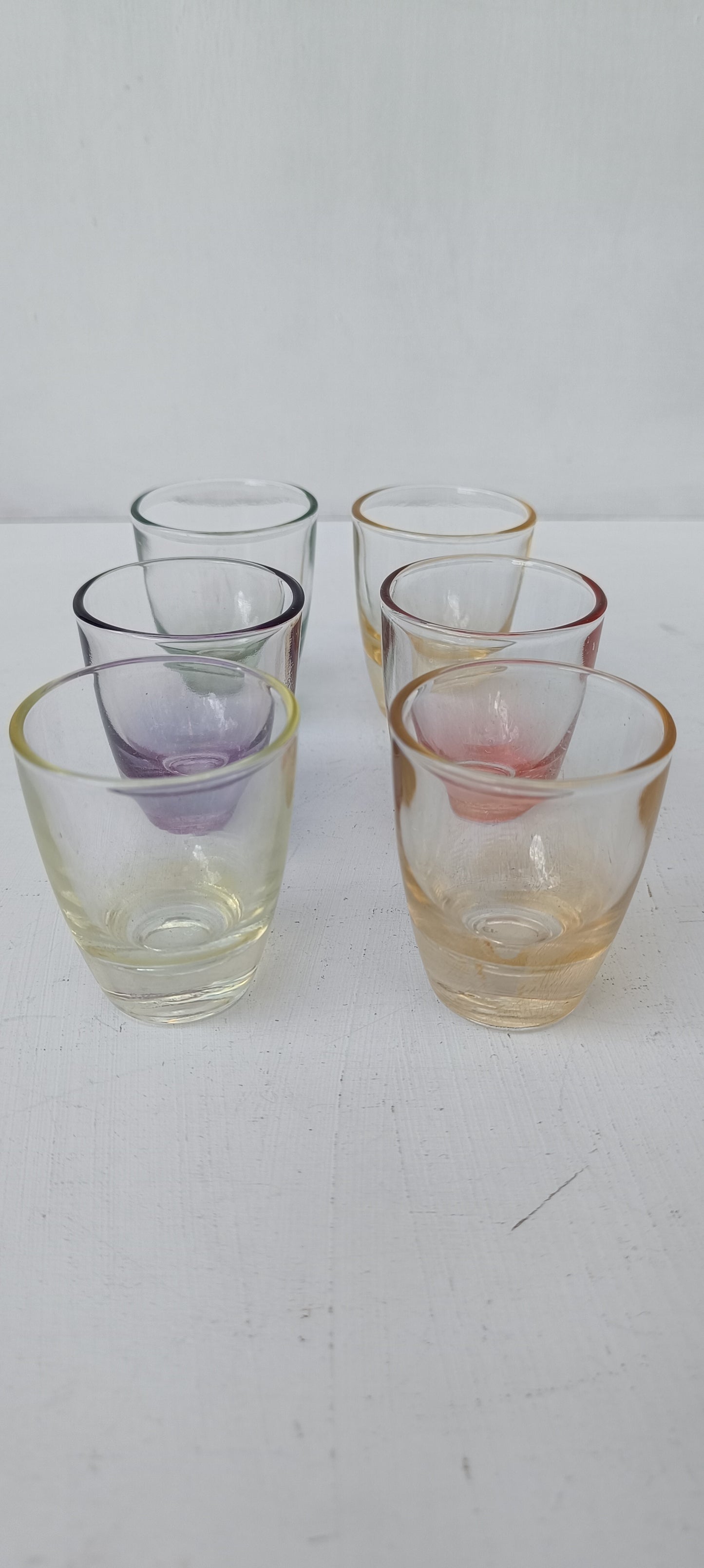 Six verres vintage de différentes couleurs pour liqueur ou digestif.
