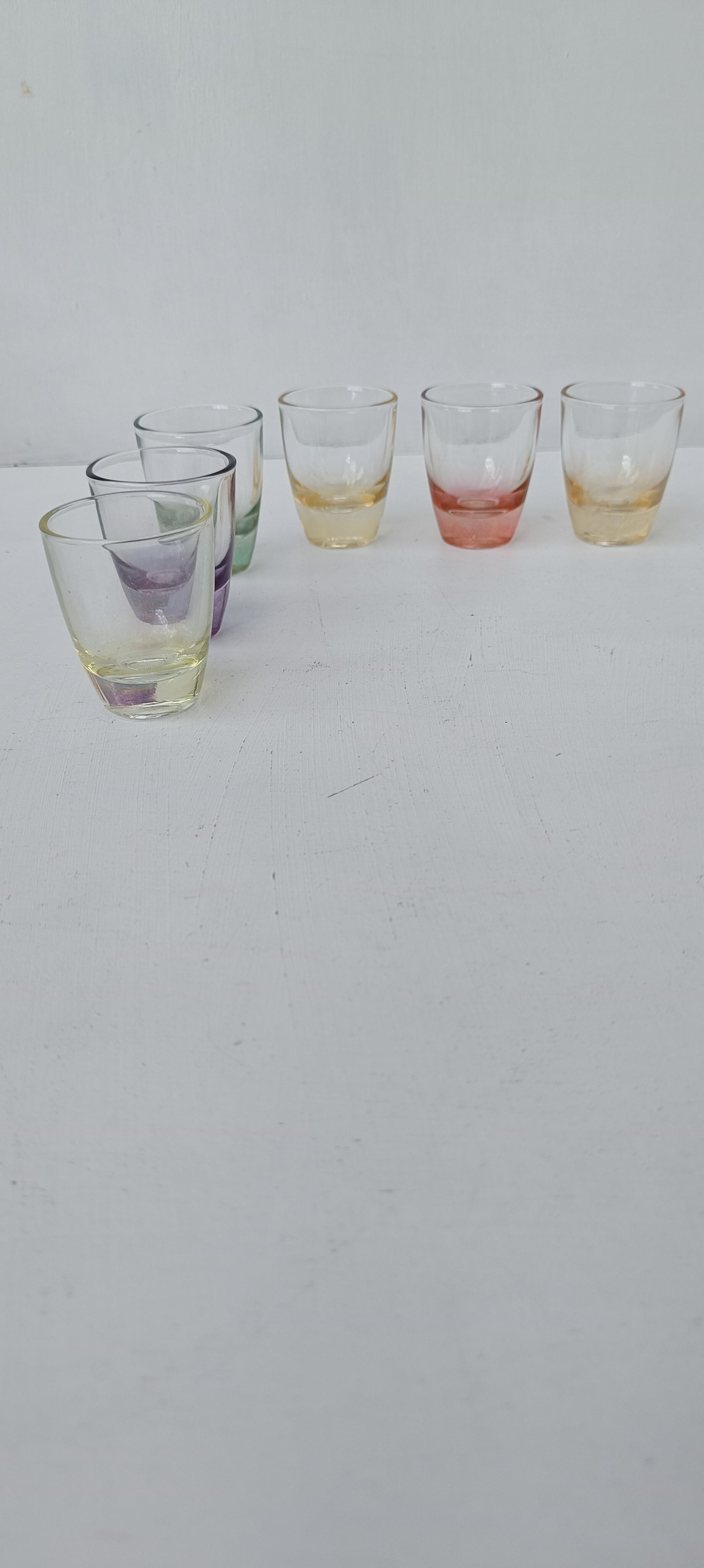 Six verres vintage de différentes couleurs pour liqueur ou digestif.