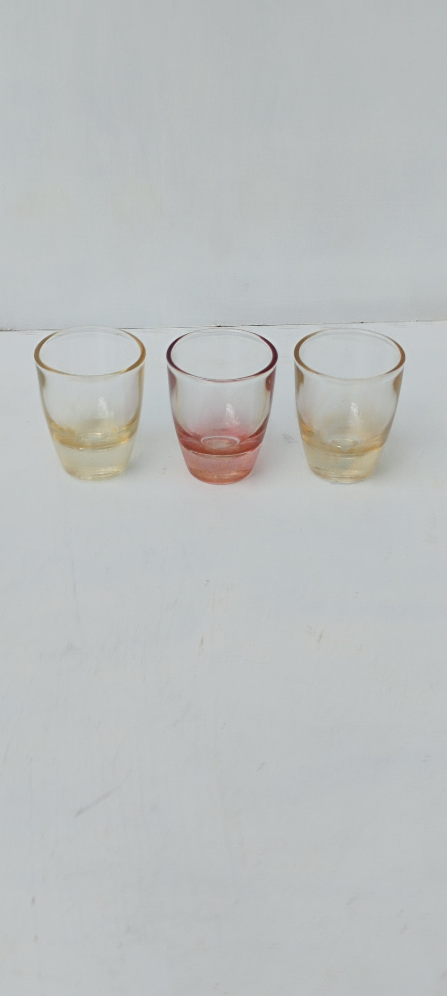 Six verres vintage de différentes couleurs pour liqueur ou digestif.
