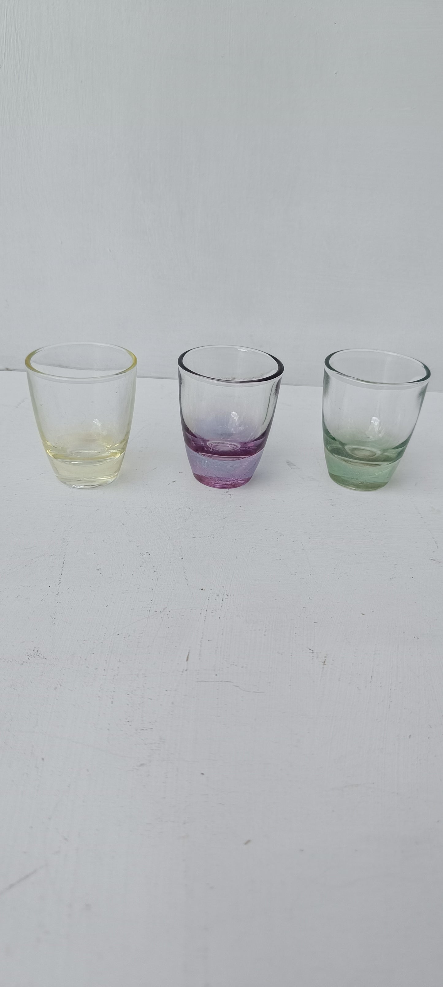 Six verres vintage de différentes couleurs pour liqueur ou digestif.