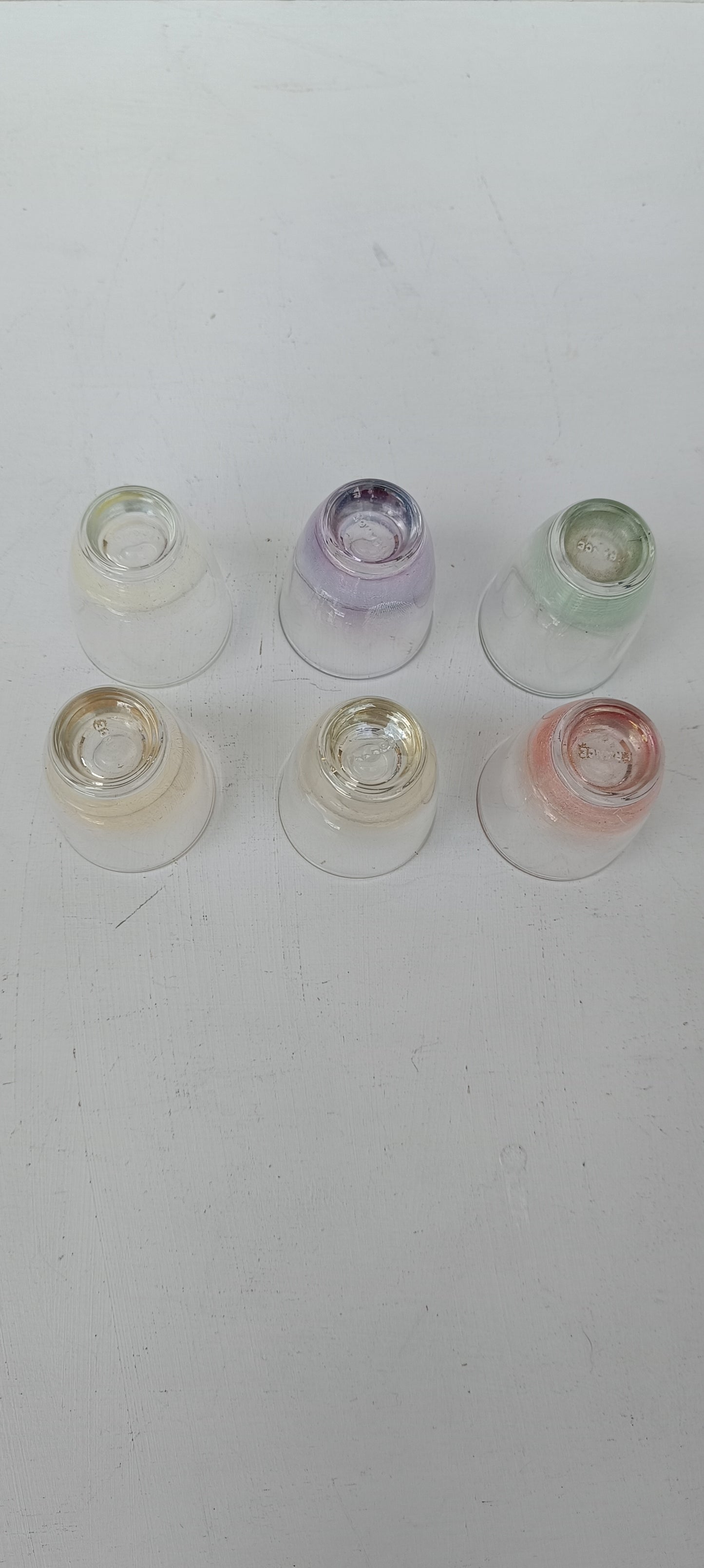 Six verres vintage de différentes couleurs pour liqueur ou digestif.