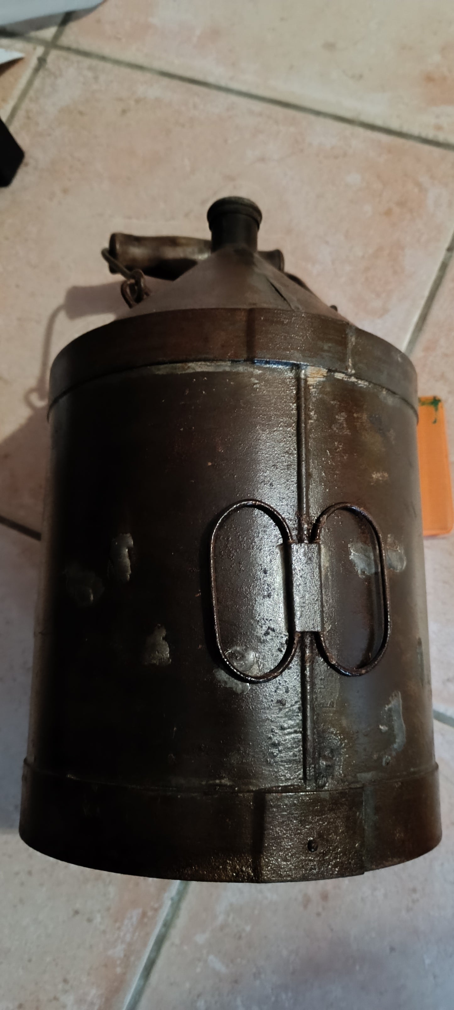 Ancien bidon d'huile ou de pétrole.
