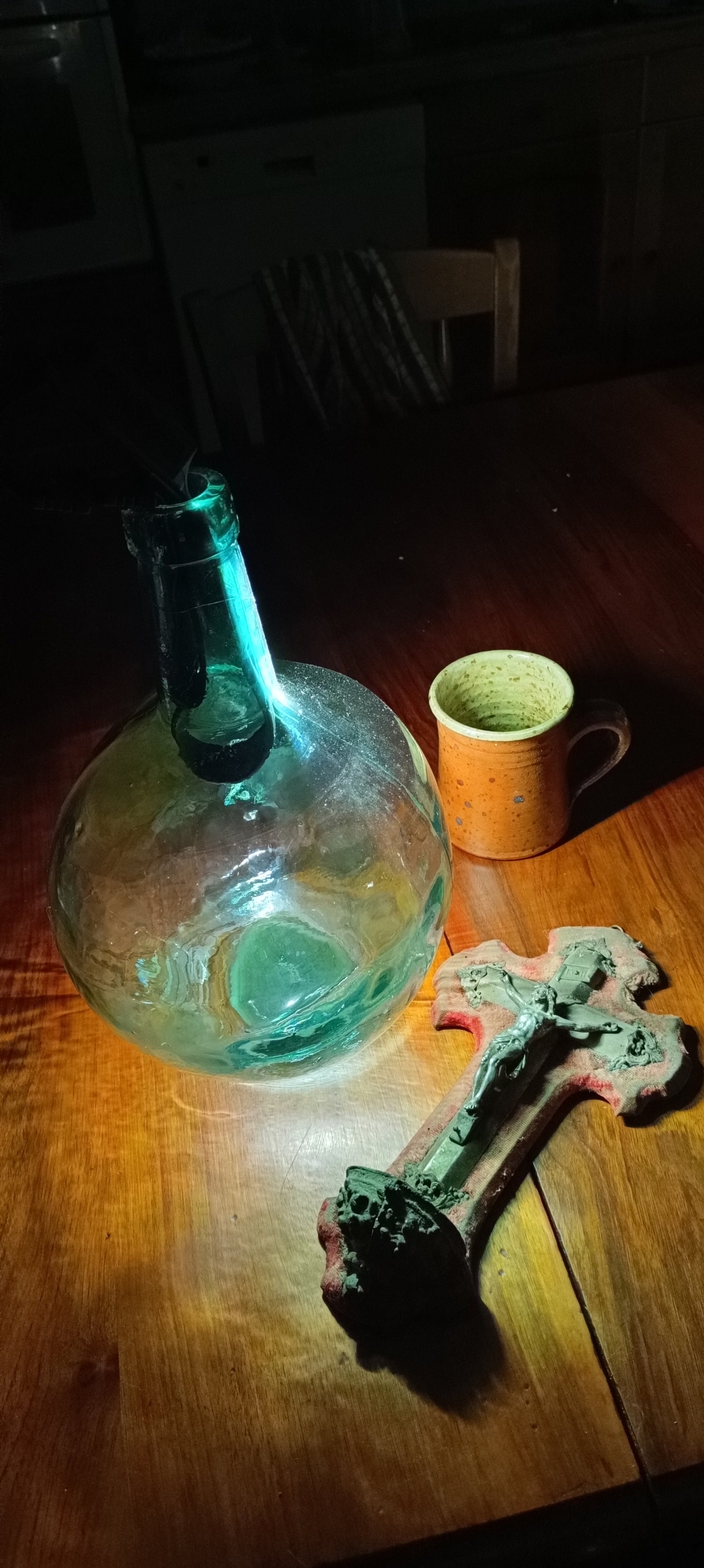 Vase Dame-Jeanne, bonbonne en verre avec des reflets vert bleutés.