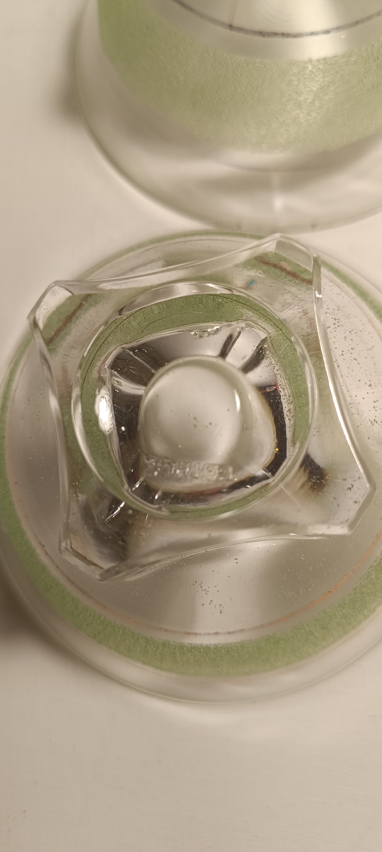 Coupes en verre transparent et granité vert cerclage dorées années 50.