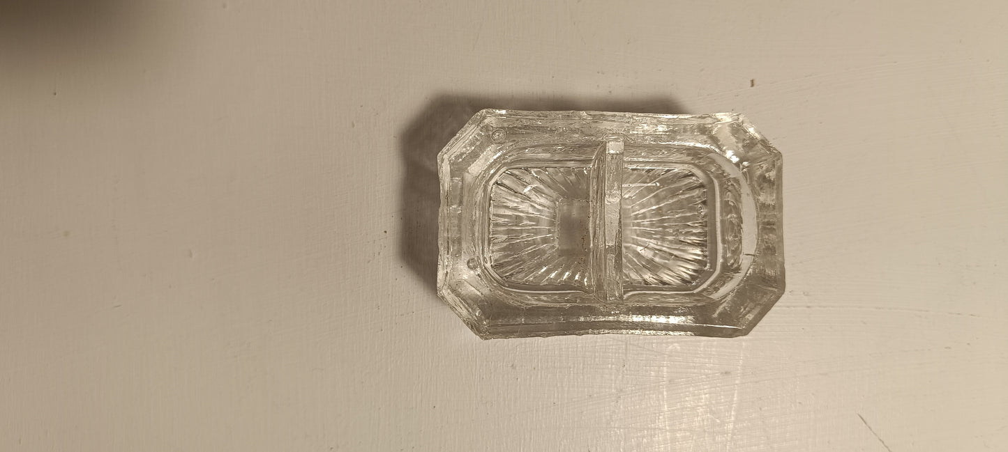 Lot de petites salières utilisées autrefois pour le sel et le poivre.