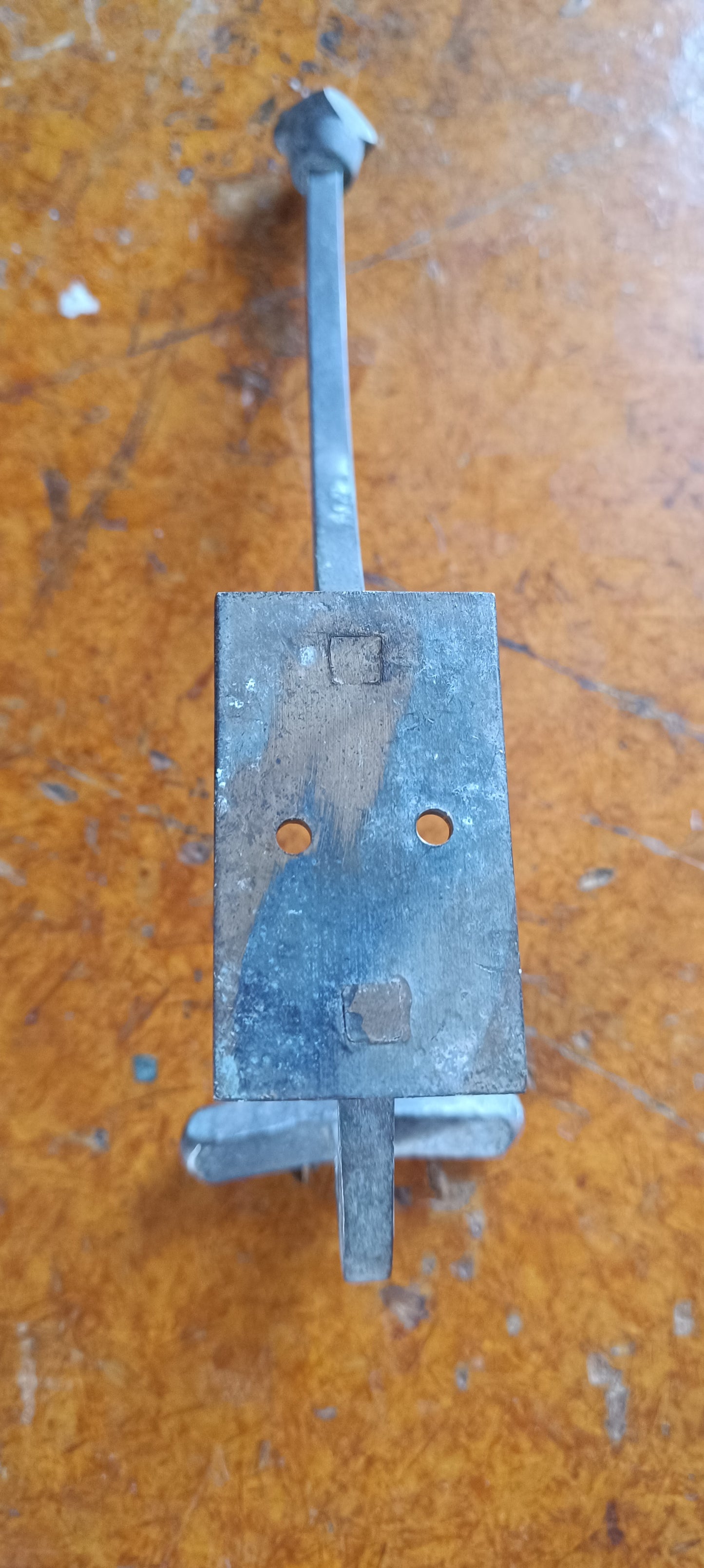 Deux anciennes patères en métal.