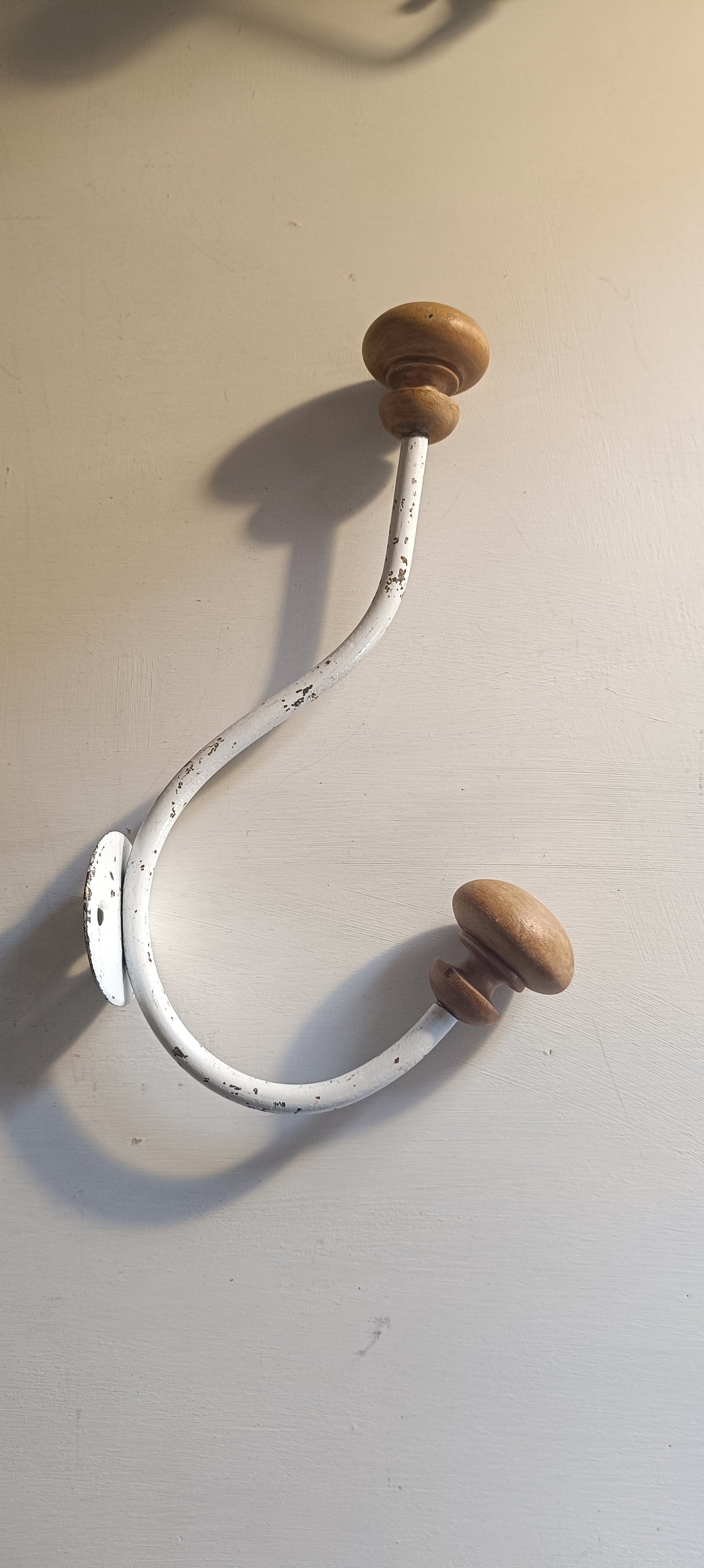 Lot de deux anciennes patères vintage bois et acier.