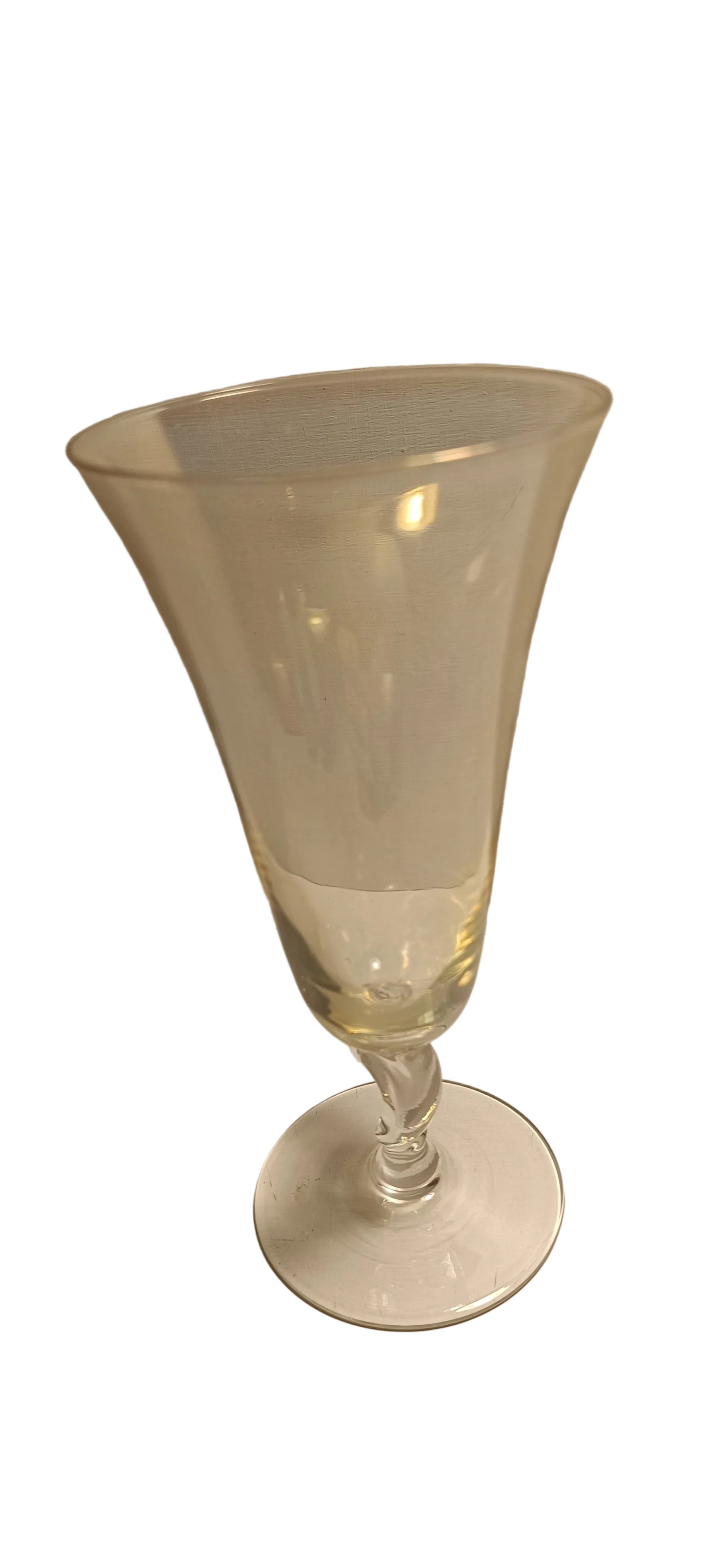 Lot de quatre coupes anciennes de différentes couleurs avec le pied torsadé.