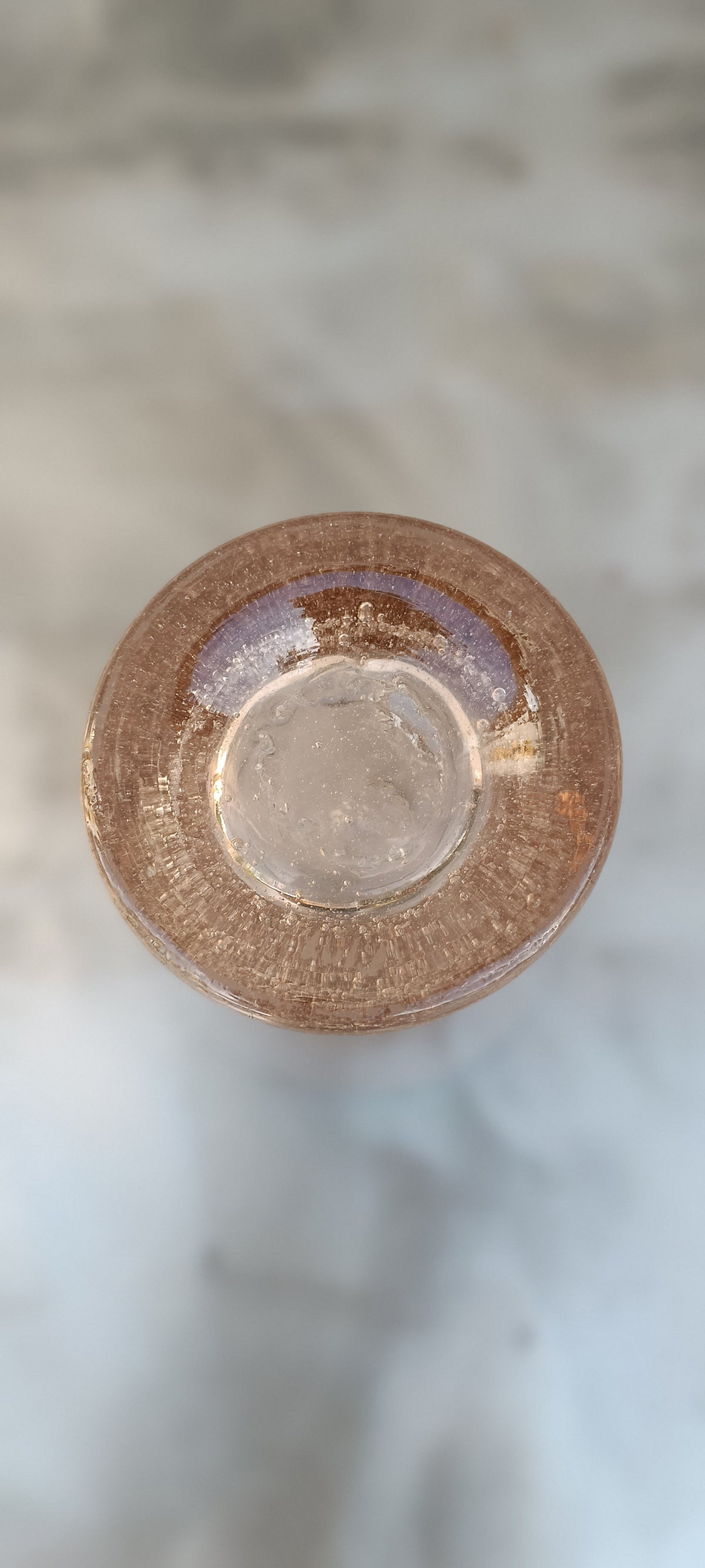 Gobelet en verre soufflé rose — Style Verrerie de Biot, bulles d'air