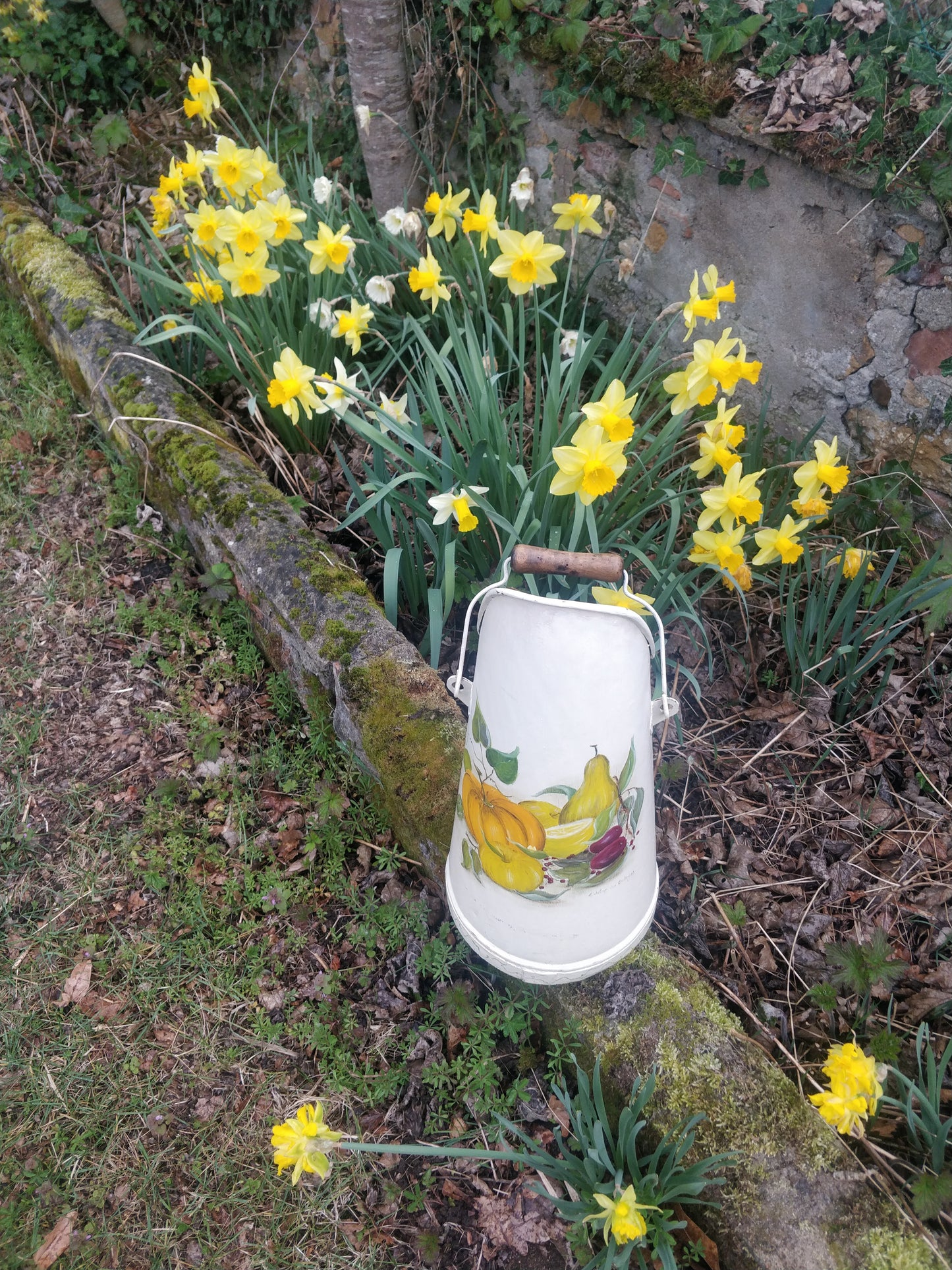 Ancien seau à charbon.