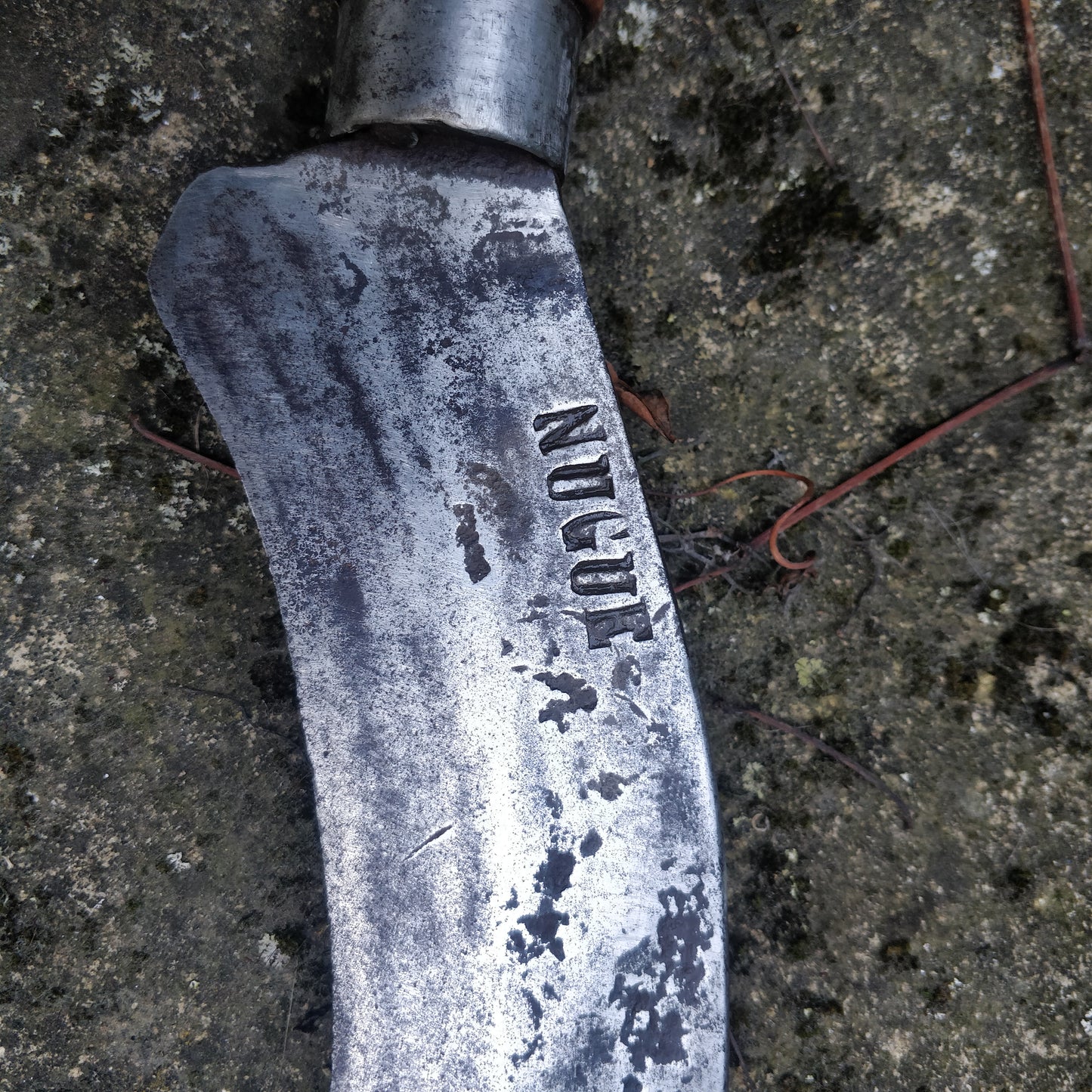 Ancienne serpe de bucheronnage.