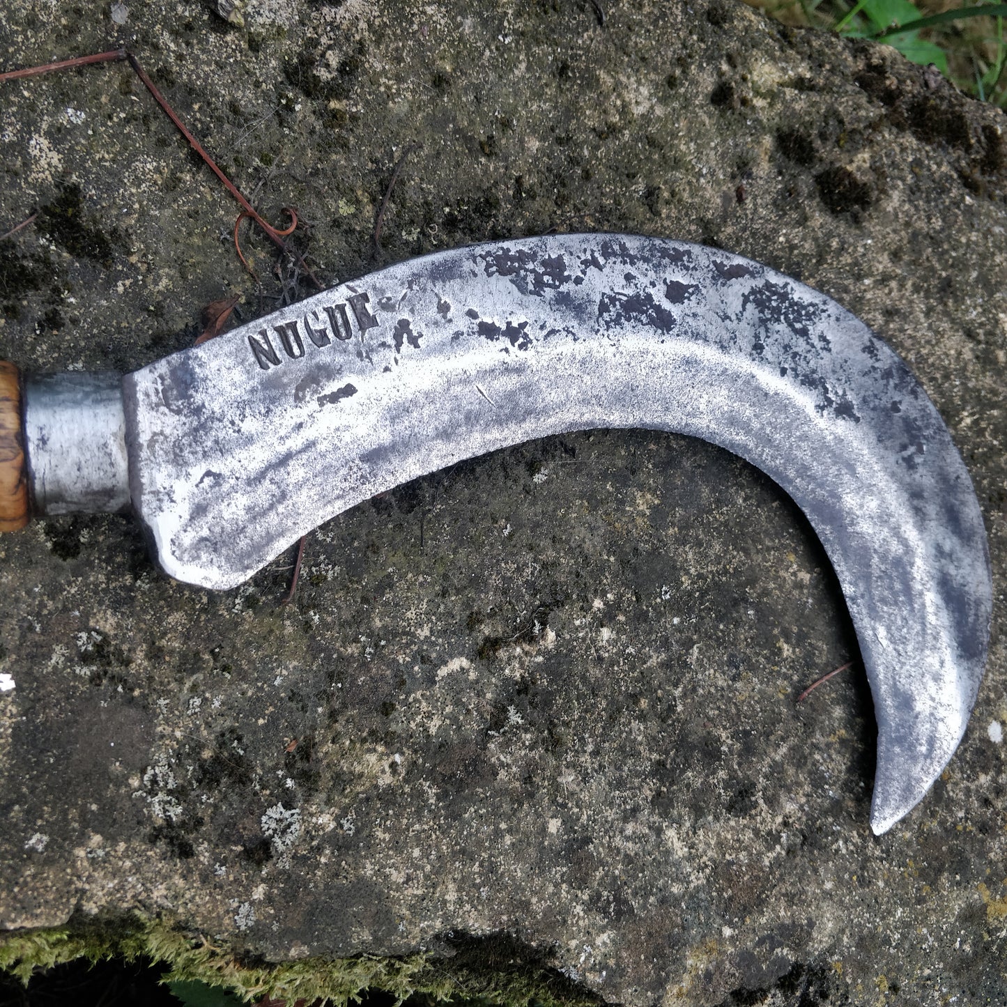 Ancienne serpe de bucheronnage.