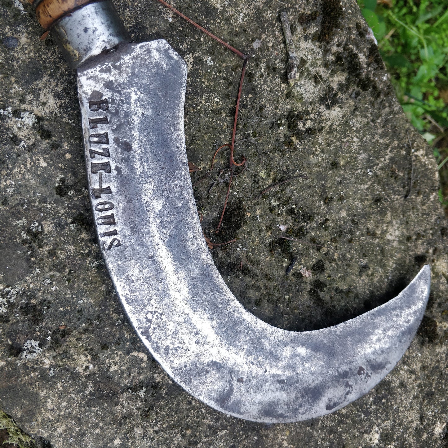 Ancienne serpe de bucheronnage.
