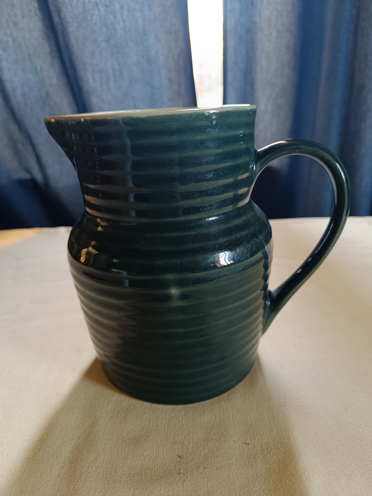 Ancien pichet à eau en céramique émaillée, pièce rare.