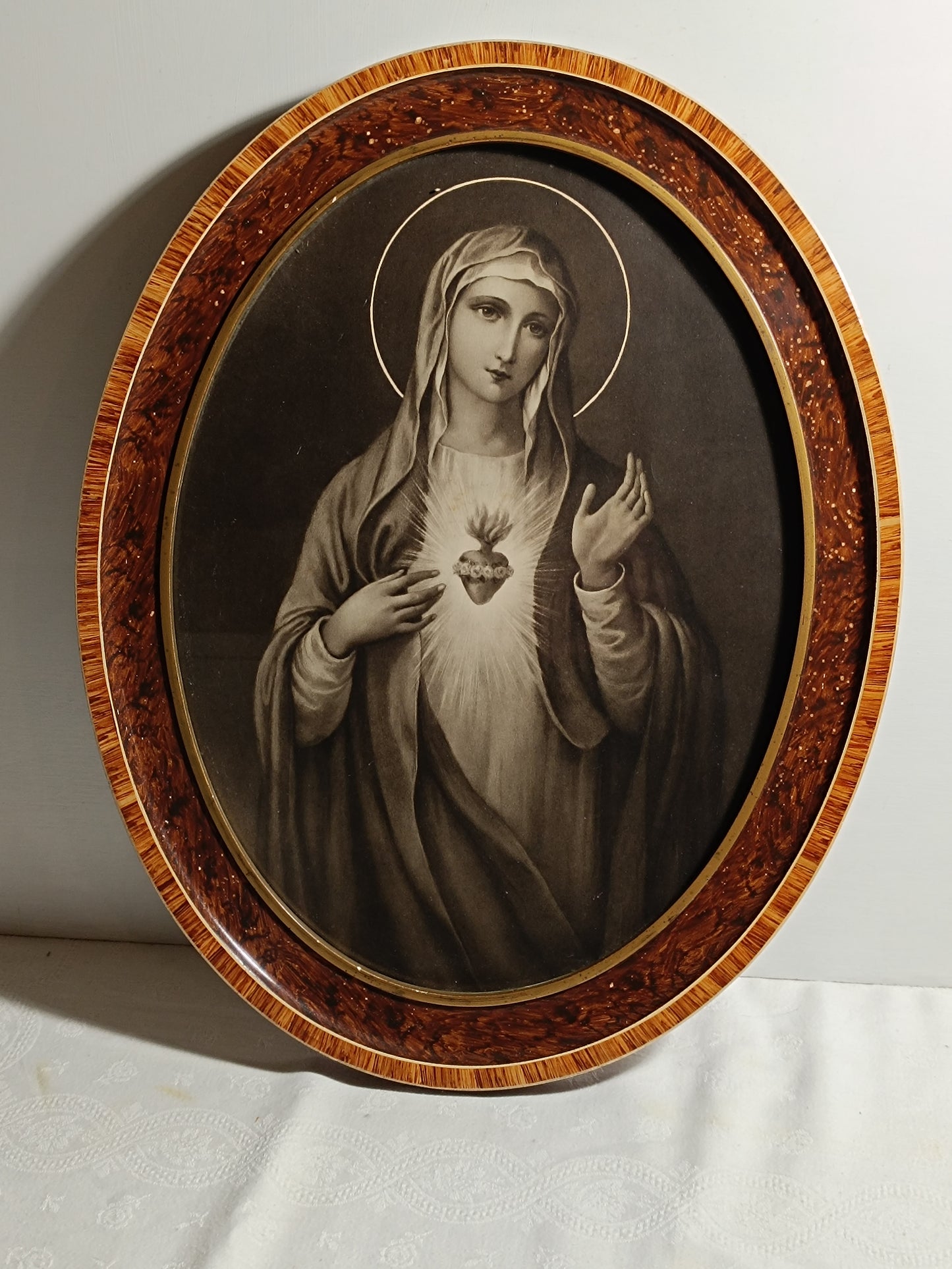 Cadre ancien, en bois et plâtre, avec une photo ancienne, Marie le Coeur-Sacré.
