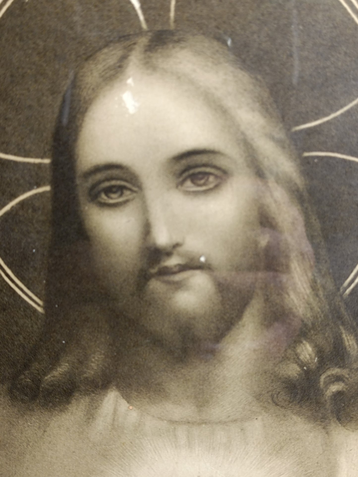 Cadre ancien, en bois et plâtre, avec une photo ancienne, JÉSUS le Coeur-Sacré.