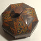 Ancienne boîte en bois, hexagonale, décorée de  fleures et de figures géométriques.