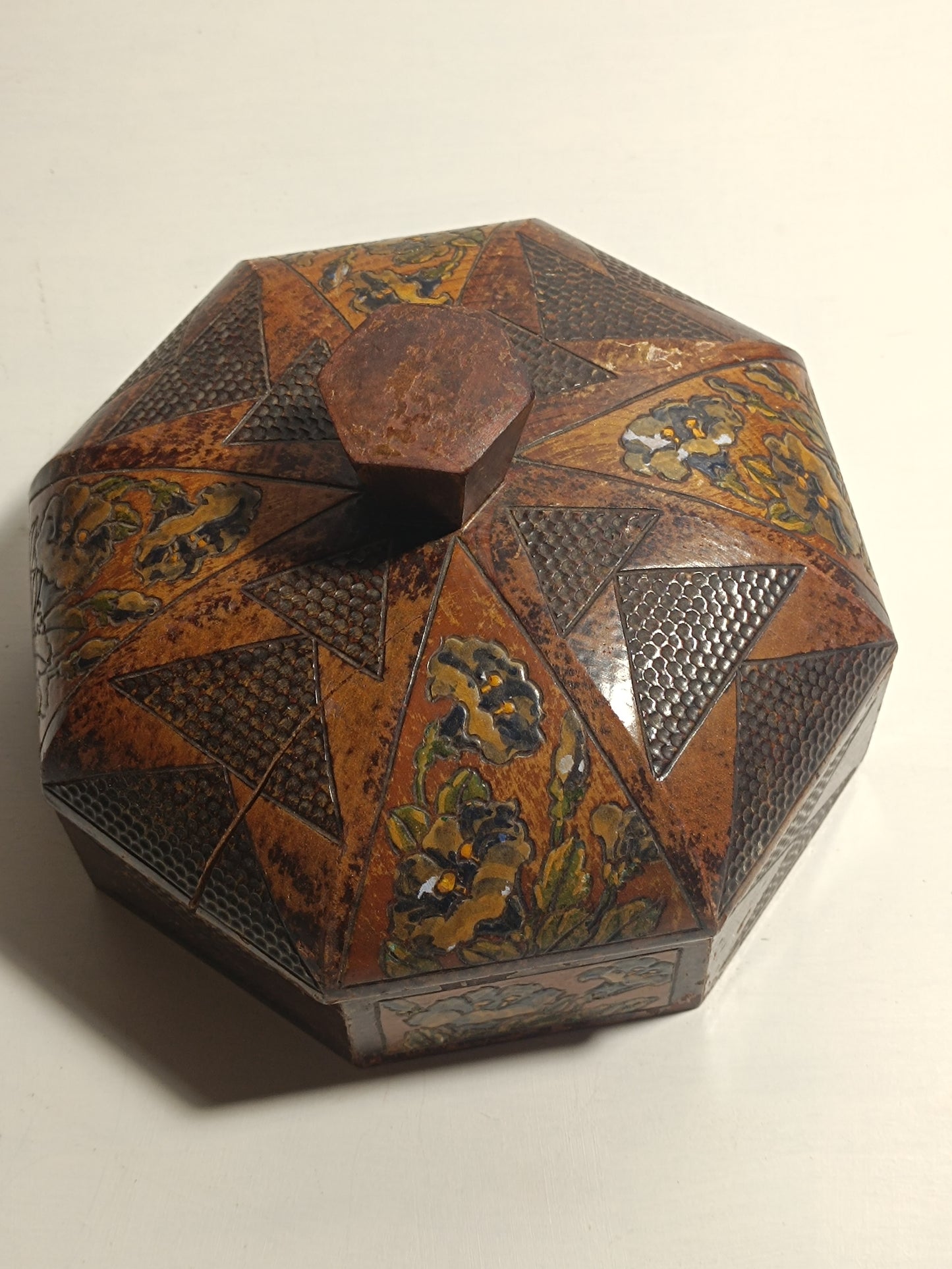 Ancienne boîte en bois, hexagonale, décorée de  fleures et de figures géométriques.