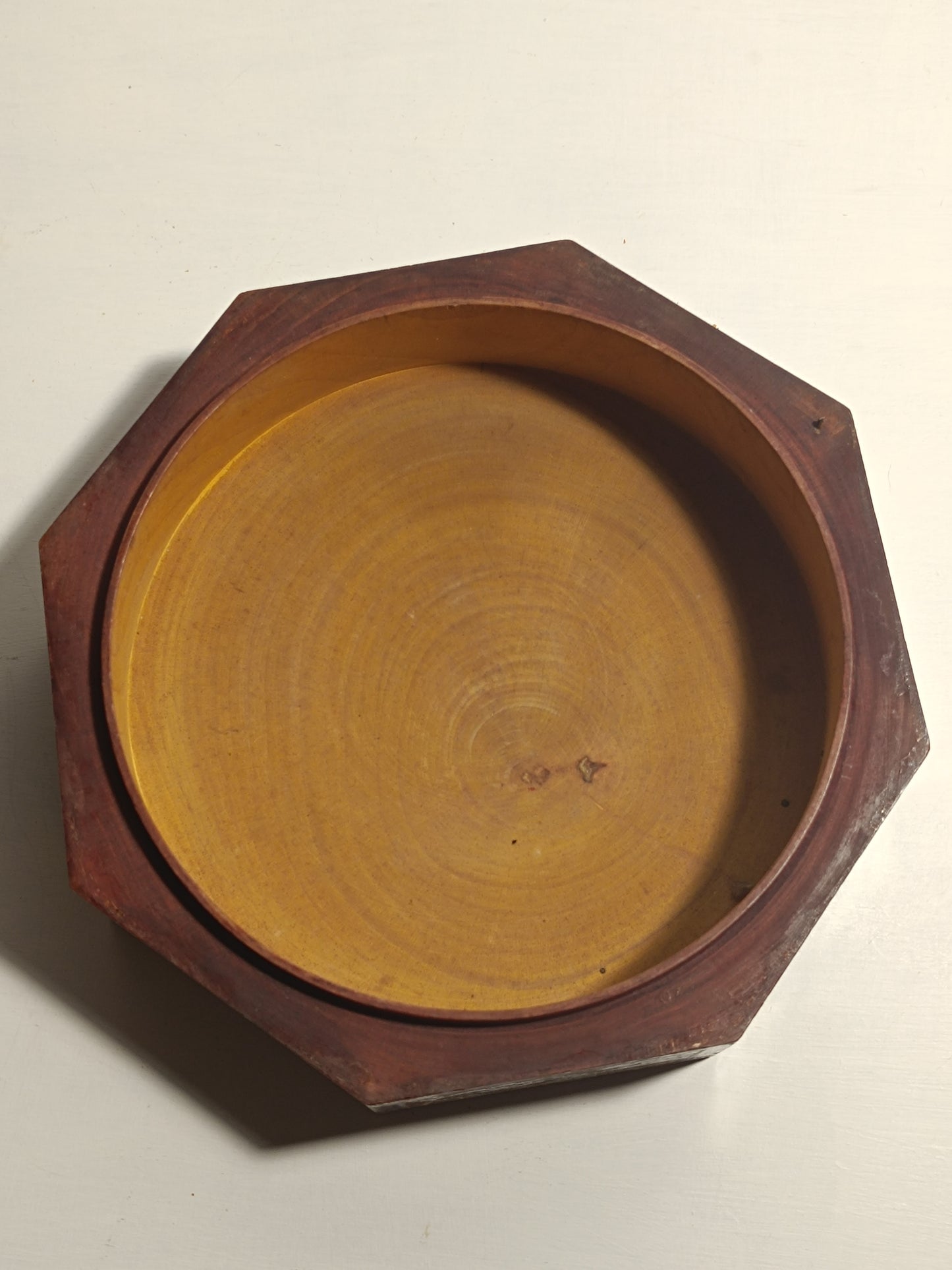Ancienne boîte en bois, hexagonale, décorée de  fleures et de figures géométriques.
