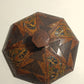 Ancienne boîte en bois, hexagonale, décorée de  fleures et de figures géométriques.