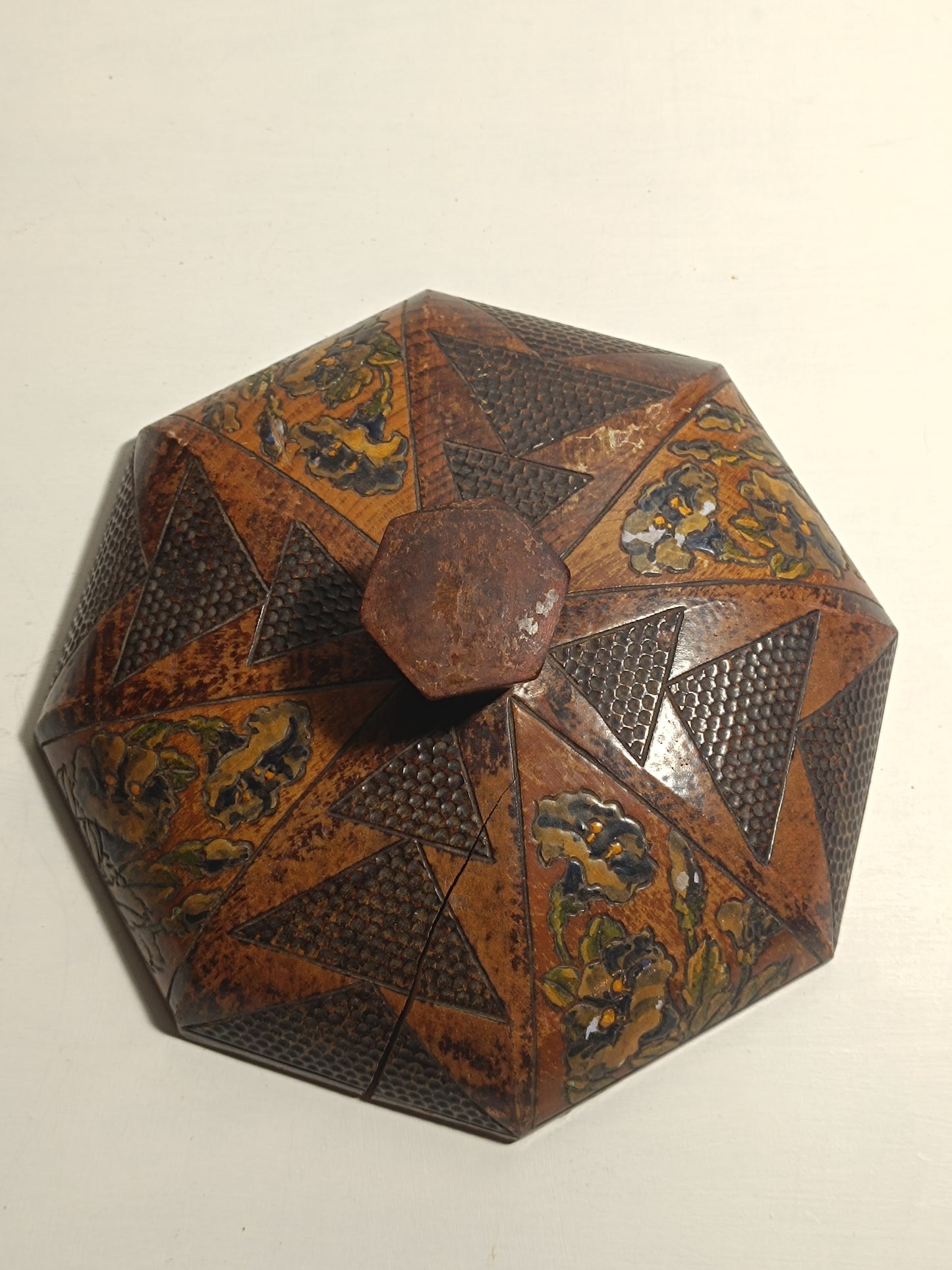 Ancienne boîte en bois, hexagonale, décorée de  fleures et de figures géométriques.