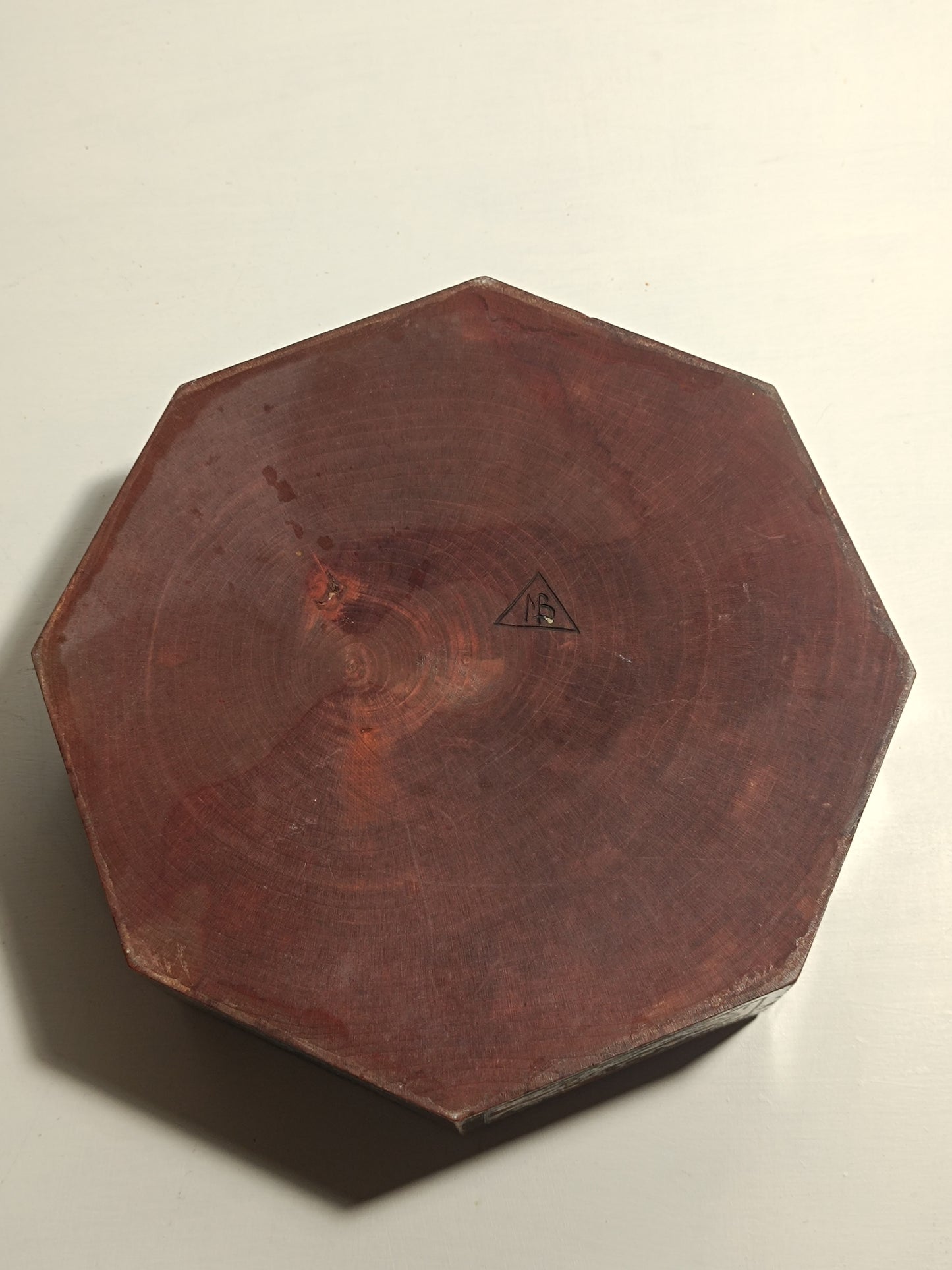 Ancienne boîte en bois, hexagonale, décorée de  fleures et de figures géométriques.