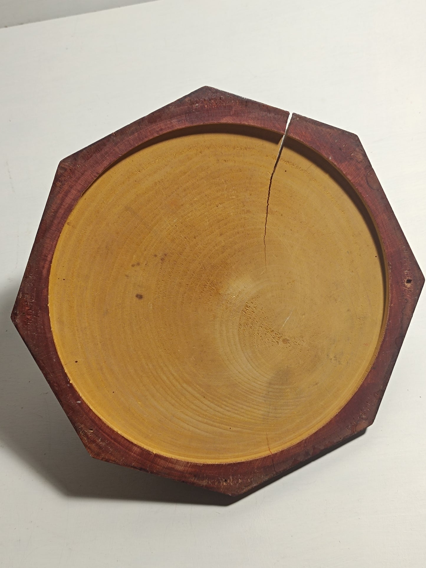 Ancienne boîte en bois, hexagonale, décorée de  fleures et de figures géométriques.