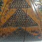 Ancienne boîte en bois, hexagonale, décorée de  fleures et de figures géométriques.