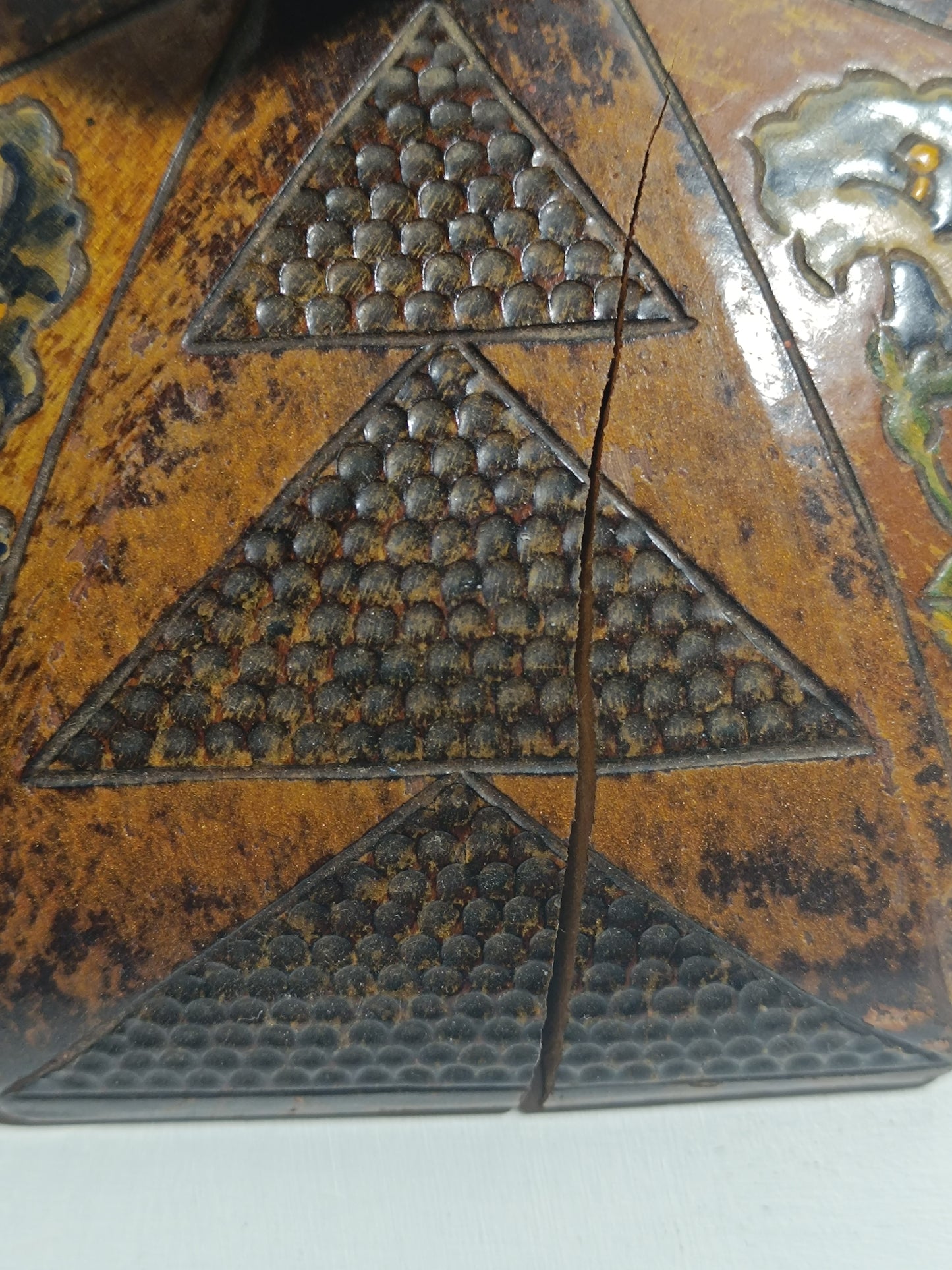 Ancienne boîte en bois, hexagonale, décorée de  fleures et de figures géométriques.