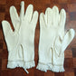 Paires de gants vintage en tissu blanc.
