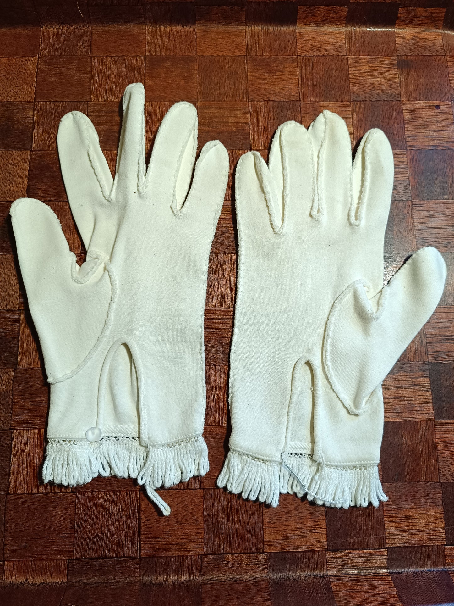 Paires de gants vintage en tissu blanc.