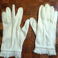 Paires de gants vintage en tissu blanc.