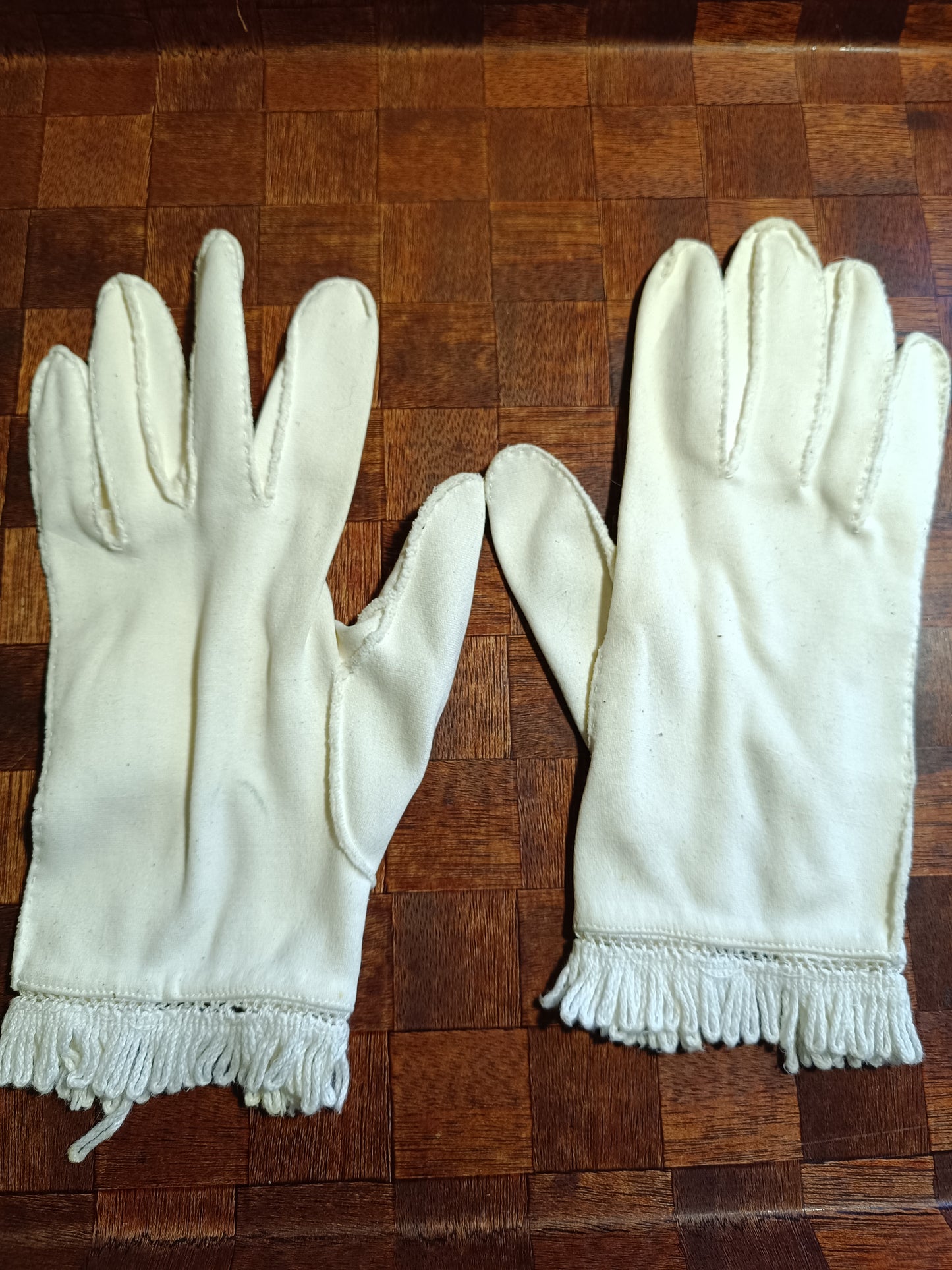 Paires de gants vintage en tissu blanc.