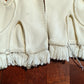 Paires de gants vintage en tissu blanc.