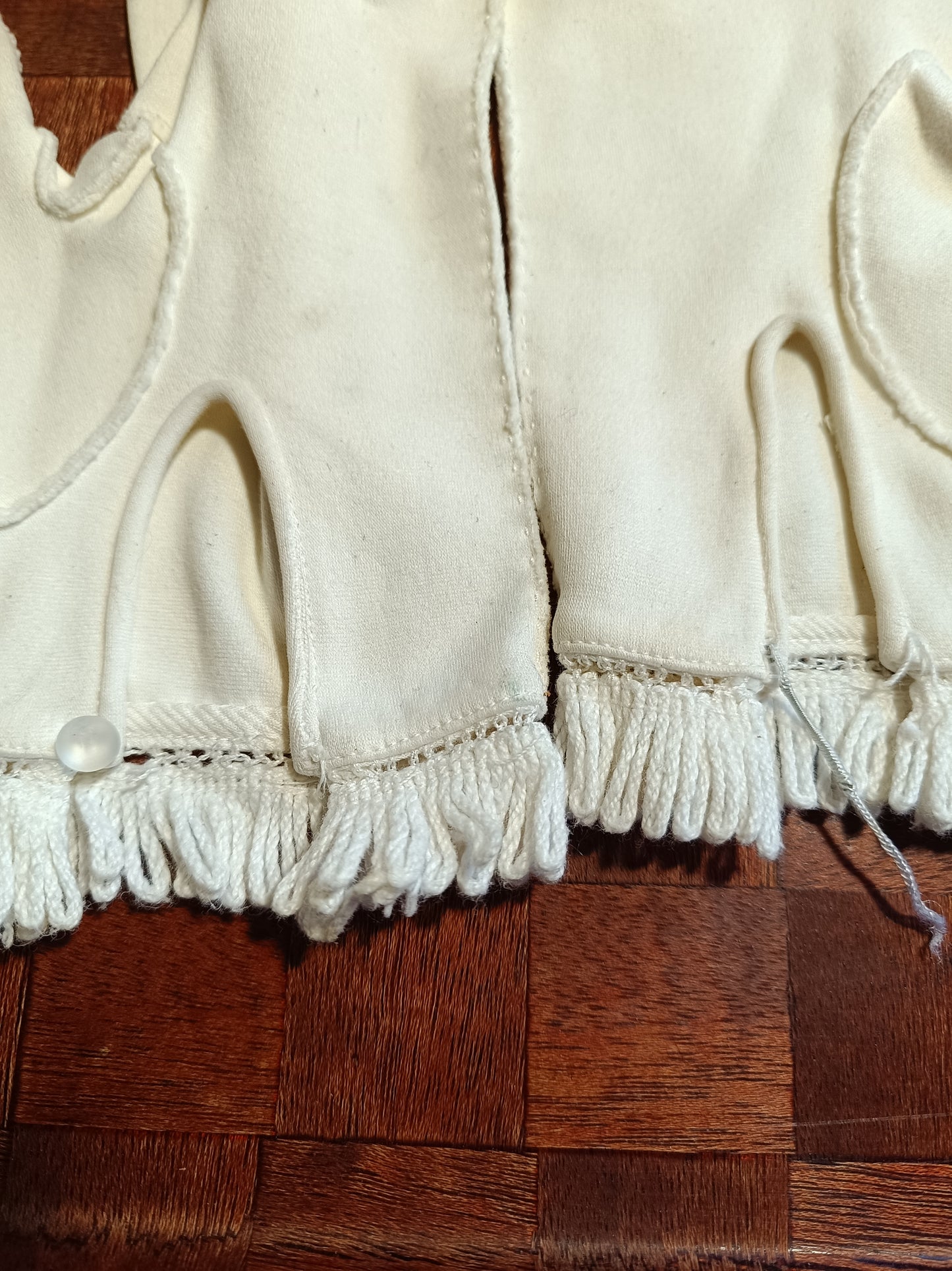 Paires de gants vintage en tissu blanc.