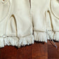 Paires de gants vintage en tissu blanc.