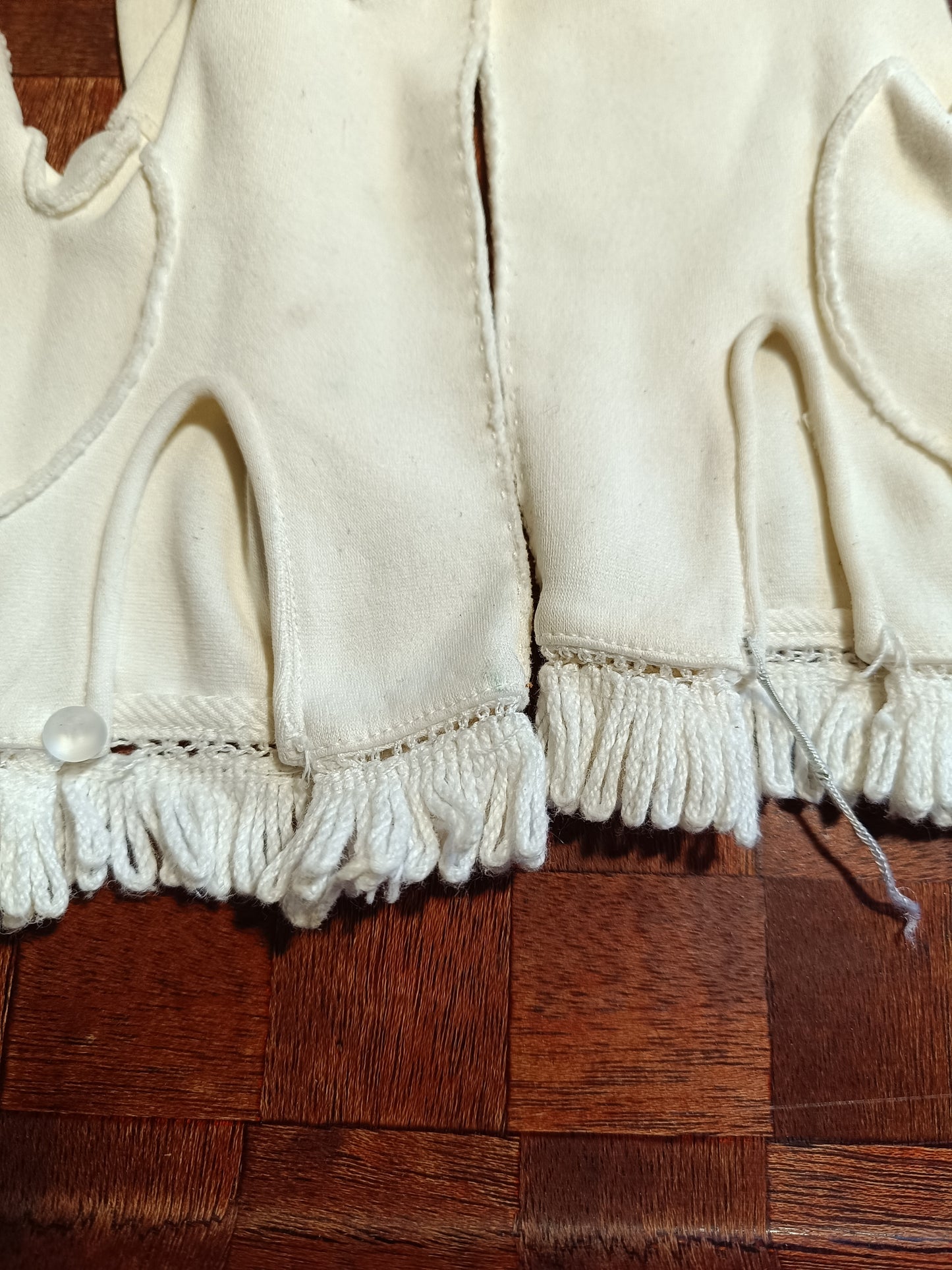 Paires de gants vintage en tissu blanc.
